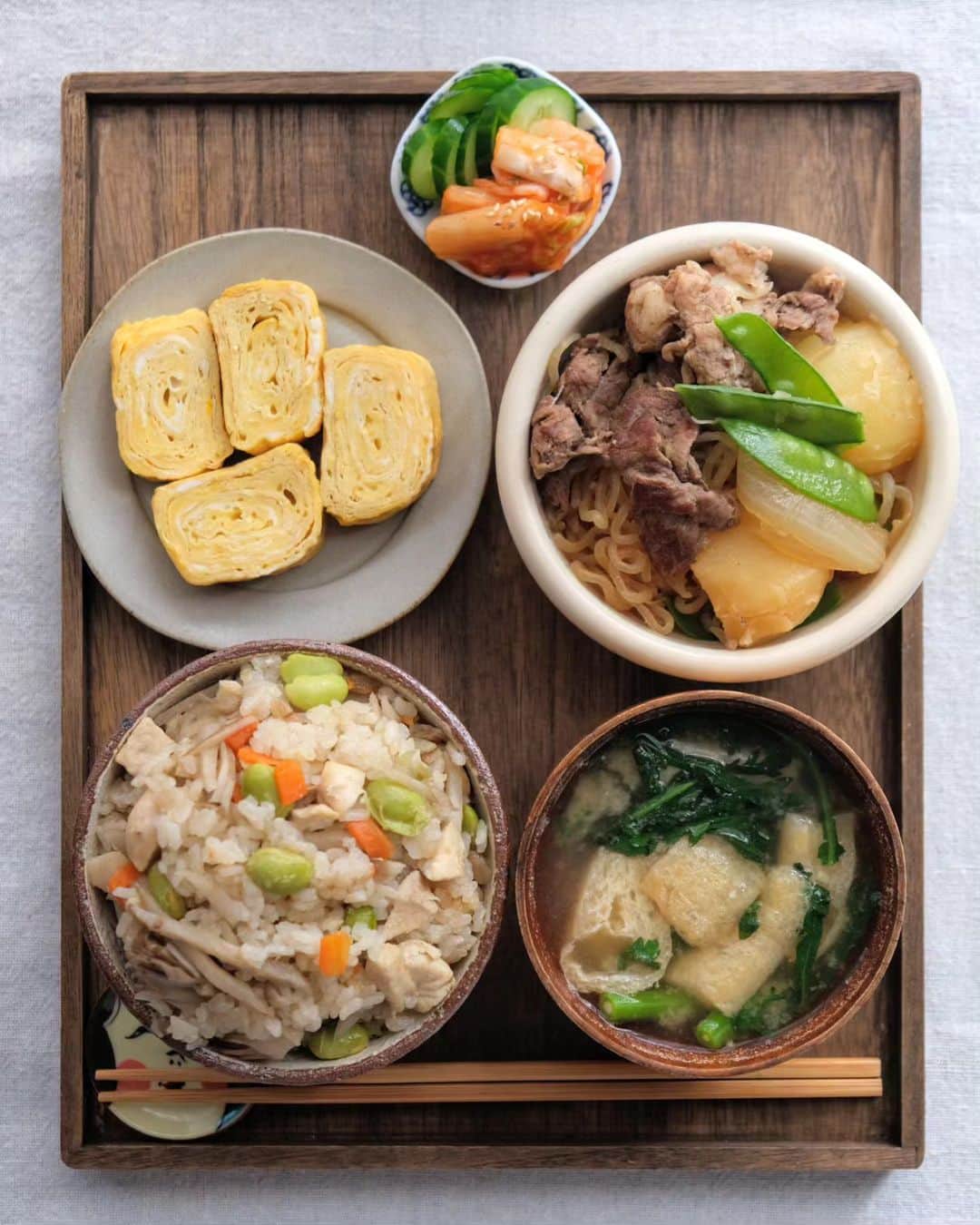 わたをのインスタグラム：「お昼ごはん  牛肉が300gくらいしかなかったから豚肉200g追加して何とか作った肉じゃが。わざわざ買いに走ったコンニャクを入れ忘れた炊き込みご飯。春菊のお味噌汁と卵焼き。かっぱキムチ。  #おうちごはん #昼ごはん #お昼ごはん #昼食  #Yummy #Delicious #Japan #japanesefood #Japaneselunch #lunch」