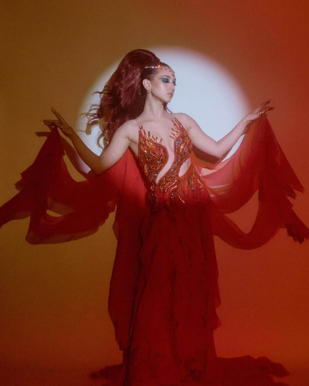 Coleen Garciaさんのインスタグラム写真 - (Coleen GarciaInstagram)「Ibong Adarna-inspired look for last night’s #TYHalloweenBall #ShakeRattleAndBall 🔥」10月31日 14時34分 - coleen