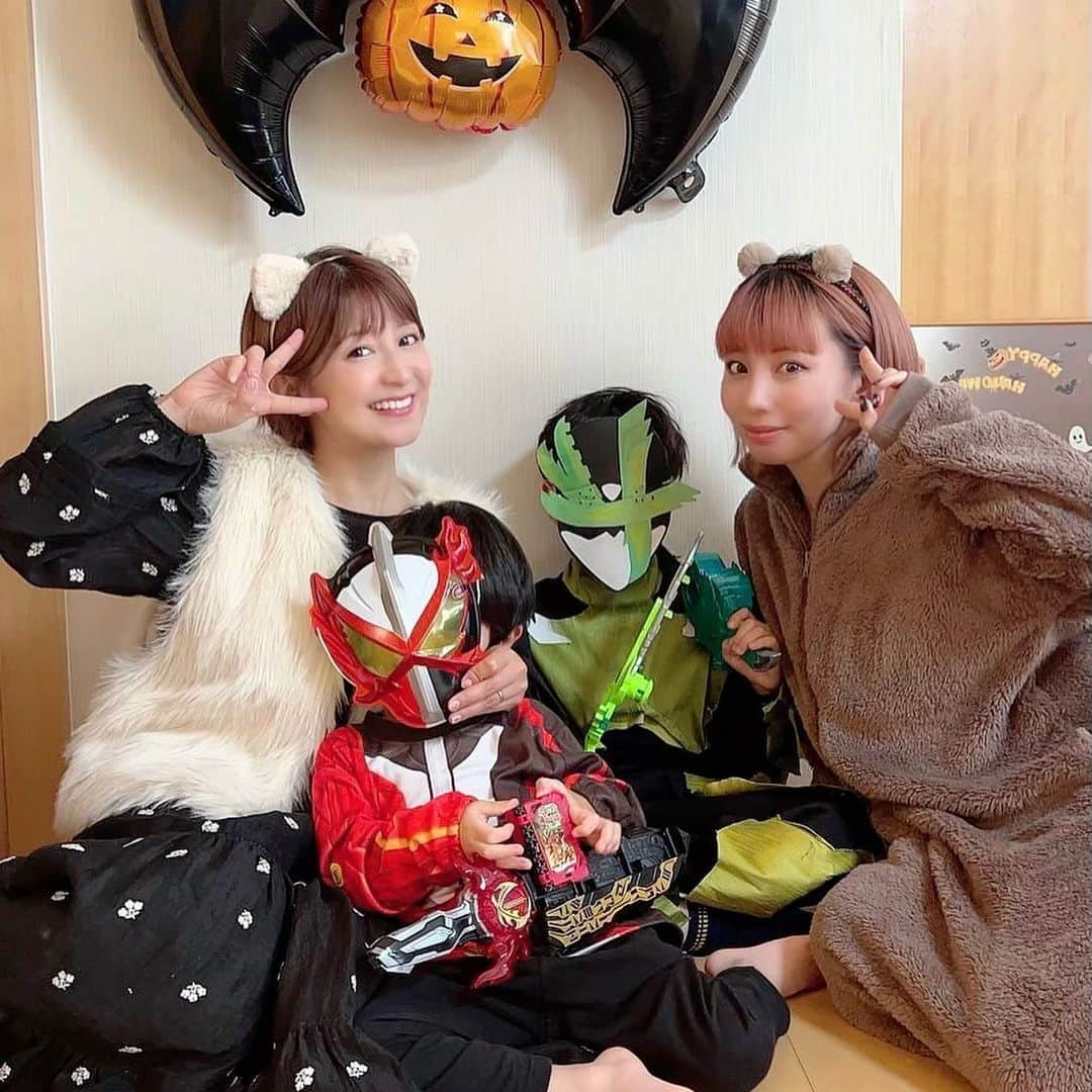 矢口真里のインスタグラム：「皆さん 今日はハロウィンですね🎃✨ どんな過ごし方をしておりますか？🥹✨  ここ最近息子たちが風邪をひいたりして、 楽しみにしてたハロウィンの予定を二つほど諦めました😂 なので今年のハロウィンは先日お家で、 家族だけで行いましたょ😊✨ 長男と甥っ子がなりたかった仮面ライダー✨ 次男のなりたかったアンパンマン✨ （すぐ脱いじゃって写真撮れなかった😂） そしてとりあえず耳をつけてみた妹と私🐱🐻 みんなでお母さんのご飯食べて、 コスプレしてるだけで いつもと変わらない普通の家族団らんでしたw 普通が一番♪w  さて！！ 私のこの後予定は『ウマきゅん』の生配信です🐎✨ ハロウィン馬券当たりますように♡ YouTubeでウマきゅん検索してくださーい！！」