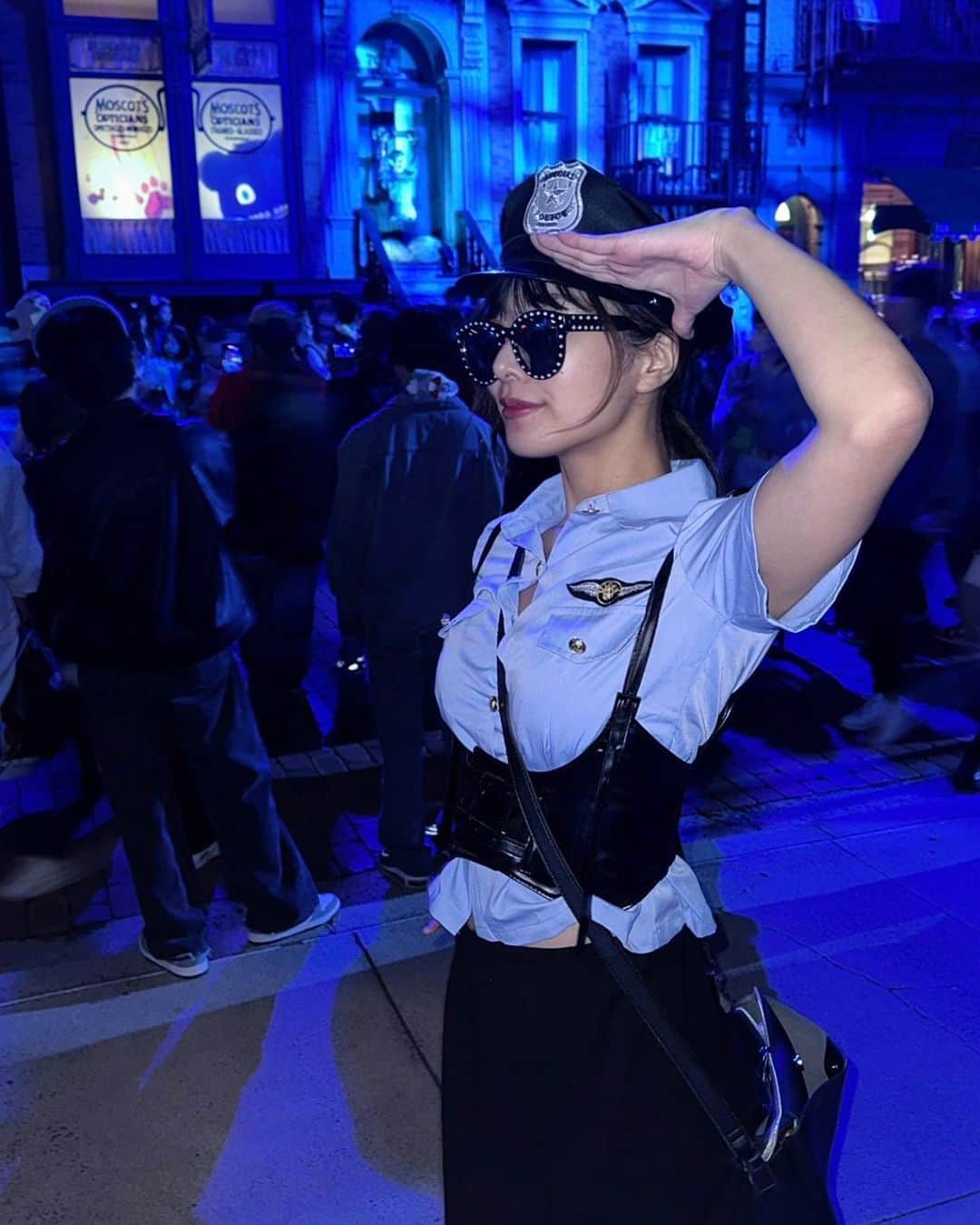 由愛可奈のインスタグラム：「Halloween🎃  関西方面に住んでる子と遊んできたよ！ 久しぶりに仮装した👮」
