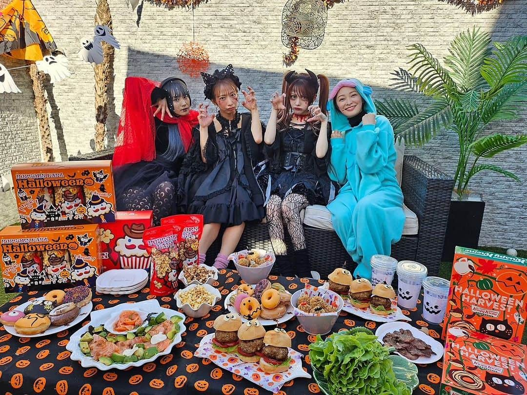 市井紗耶香のインスタグラム：「. HAPPY HALLOWEEN🎃  辻ちゃん宅にてハロウィンパーティー  2期. 4期. 5期. 6期が集まったよ♪ @tsujinozomi_official  @i_am_takahashi  @tanakareina.lovendor   子どもたちも一緒に遊んでくれたり 夢のような時間でした🕊️ 辻ちゃん朝からたくさんの準備をありがとうございます✨✨  太陽さんともパパママトークできて なんだか感慨深かったなぁ😆 @sugiurataiyou_official   沢山お話しできて楽しかった！ HAPPYなひとときをありがとう🥰  #happyhalloween #halloween」