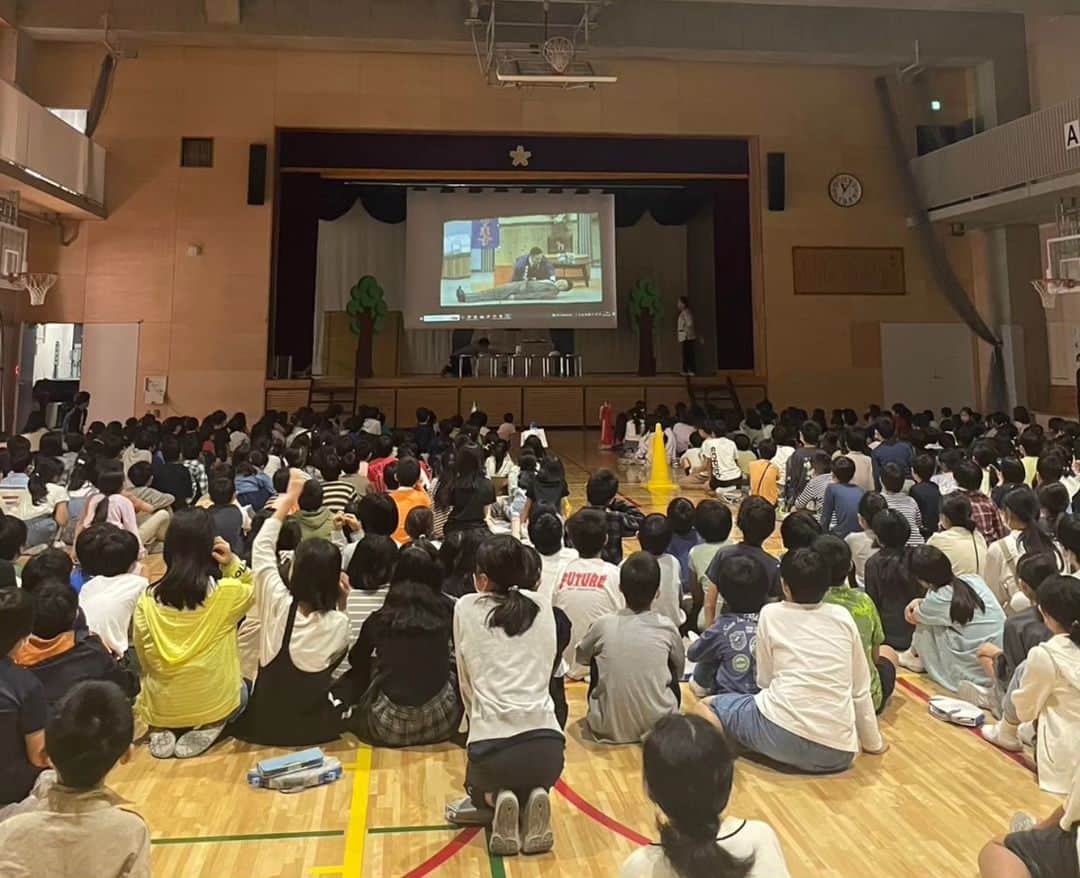 高井俊彦さんのインスタグラム写真 - (高井俊彦Instagram)「本日は☀ 東京都文京区にある #誠之小学校 という148年という歴史ある小学校へ、来月の学芸会でみんなが楽しく演技が出来るようにと【吉本新喜劇の授業】をやらせてもらいに行きました🤗  東京の小学生は４分の１くらいしか吉本新喜劇の存在を知らないという状況で、関西の文化をどう興味持ってもらえるか最初は不安でしたー。 が、しかし‼️ 始まってみればなんのなんの🙌🙌🙌 みんなノリノリでズッコケ、そして即興で新喜劇をやってくれました⤴️⤴️⤴️  1.3.5年と2.4.6年の2回に分けてやらせてもらったんですがどの学年も素晴らし過ぎました💯💮 先生方も素敵な方々ばかりで大人気校というのが伺えました✨  そして、教室で給食もご馳走になってテンション爆上がり👏 懐かし美味しかったなぁ👍 最高＆最幸✨✨✨  こんな機会を与えて下さり、本日の相方をして下さった荒川さんにも感謝です🙏 @arakawayuji0325」10月31日 14時41分 - takai_toshihiko