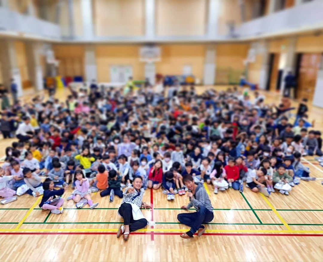 のインスタグラム：「本日は☀ 東京都文京区にある #誠之小学校 という148年という歴史ある小学校へ、来月の学芸会でみんなが楽しく演技が出来るようにと【吉本新喜劇の授業】をやらせてもらいに行きました🤗  東京の小学生は４分の１くらいしか吉本新喜劇の存在を知らないという状況で、関西の文化をどう興味持ってもらえるか最初は不安でしたー。 が、しかし‼️ 始まってみればなんのなんの🙌🙌🙌 みんなノリノリでズッコケ、そして即興で新喜劇をやってくれました⤴️⤴️⤴️  1.3.5年と2.4.6年の2回に分けてやらせてもらったんですがどの学年も素晴らし過ぎました💯💮 先生方も素敵な方々ばかりで大人気校というのが伺えました✨  そして、教室で給食もご馳走になってテンション爆上がり👏 懐かし美味しかったなぁ👍 最高＆最幸✨✨✨  こんな機会を与えて下さり、本日の相方をして下さった荒川さんにも感謝です🙏 @arakawayuji0325」