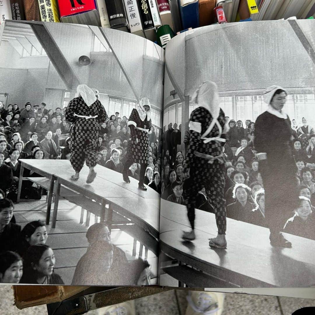 KEN KAGAMIさんのインスタグラム写真 - (KEN KAGAMIInstagram)「昭和30年農協婦人服の新作コレクションのファッションショーの時の写真 超かっこいい‼️」10月31日 14時44分 - kenkagami
