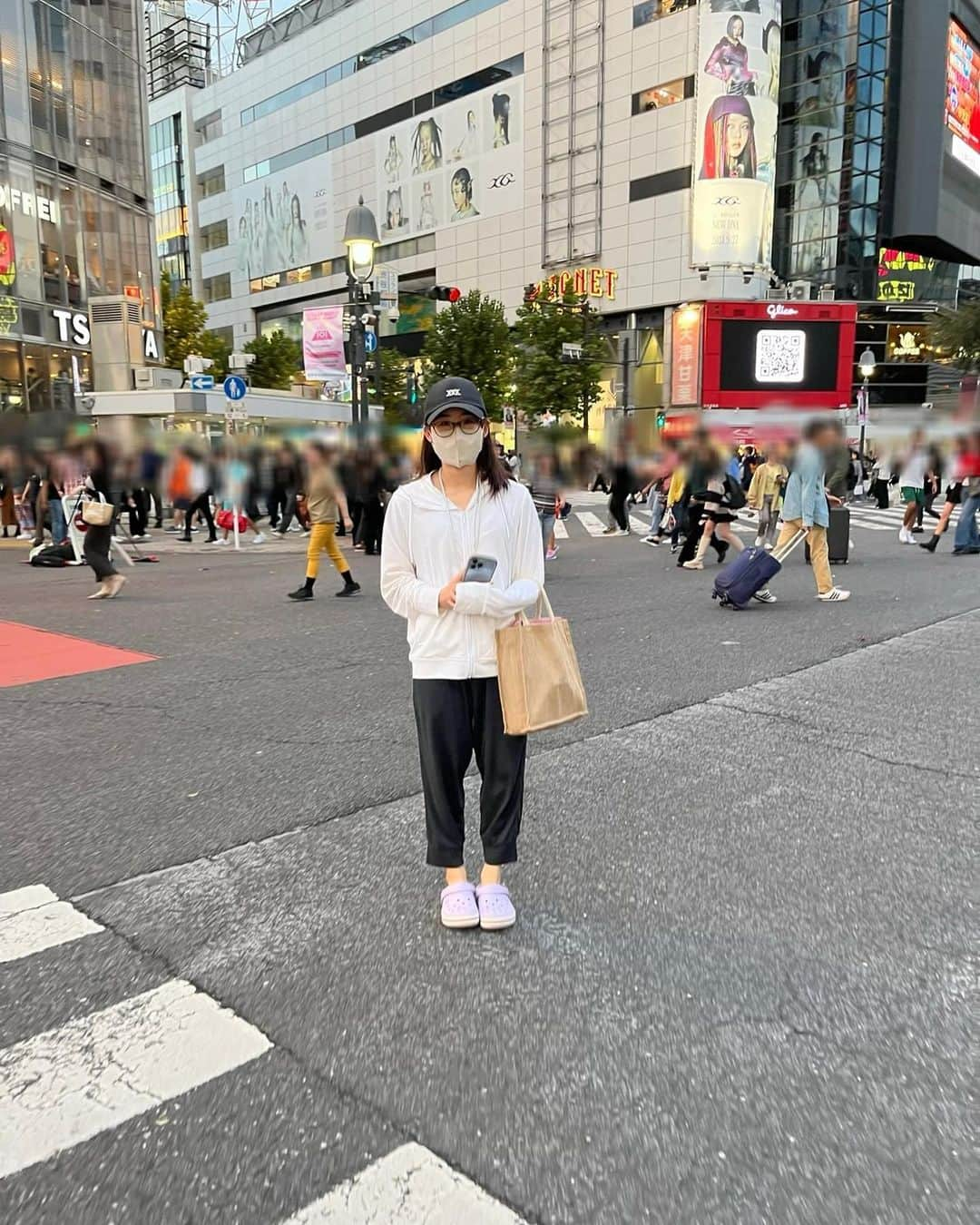 横山天音さんのインスタグラム写真 - (横山天音Instagram)「近所のスーパーに行くだけだったのに、 家の鍵を忘れて 夜家族が帰ってくるまで入れなくなり、 友人とのランチをドタキャンするわけにもいかず そのまま渋谷に行くしかなかった人。  #地味ハロウィン  実話10/5」10月31日 14時45分 - amagon5546