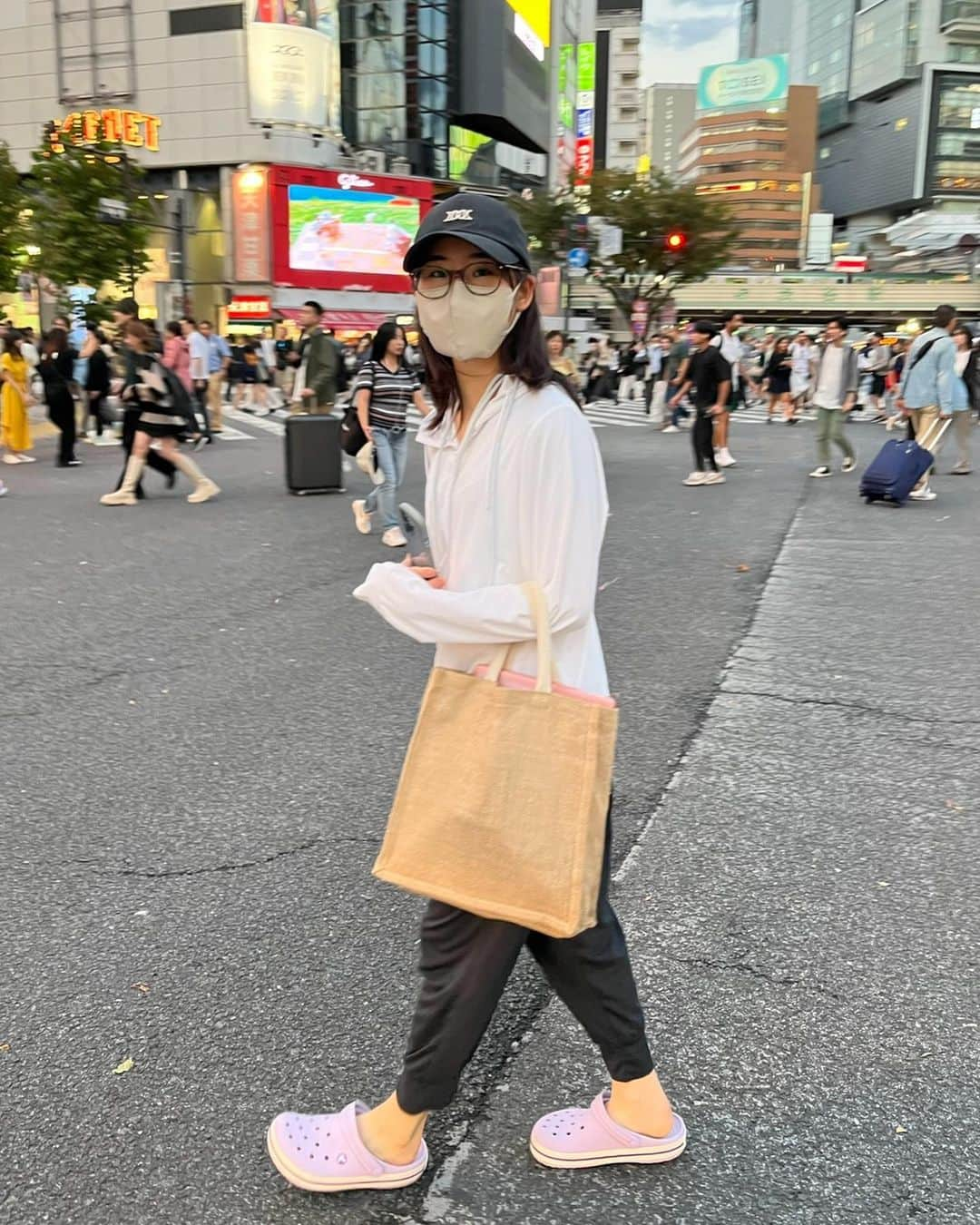 横山天音さんのインスタグラム写真 - (横山天音Instagram)「近所のスーパーに行くだけだったのに、 家の鍵を忘れて 夜家族が帰ってくるまで入れなくなり、 友人とのランチをドタキャンするわけにもいかず そのまま渋谷に行くしかなかった人。  #地味ハロウィン  実話10/5」10月31日 14時45分 - amagon5546