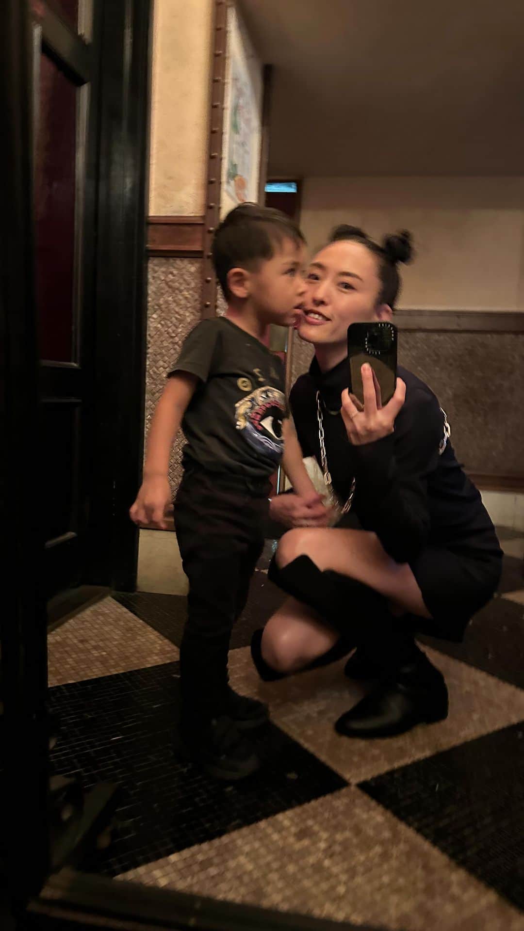 尾形沙耶香のインスタグラム：「大昔、ドキドキしながら足を踏み入れたHARLEMに、 家族で行く日がくるなんて🕺🫧 大人も子供も、音に合わせてダンスダンス！  #happyhalloween🎃 #happymomlife」