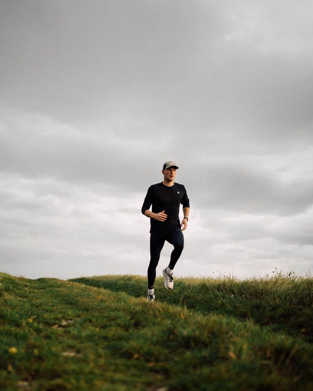 トーマス・レーラーのインスタグラム：「Committed to whatever it takes. It‘s your life and your dreams 🏃🏽‍♂️   #hillrunning #runner #running #workout #morningrun」