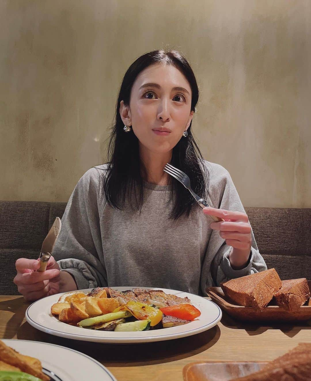 雛形あきこさんのインスタグラム写真 - (雛形あきこInstagram)「大好きなダイナーでランチ グリル野菜絶品すぎて いつも旦那さんのもちょっともらっちゃう #ランチ」10月31日 14時50分 - akiko_hinagata