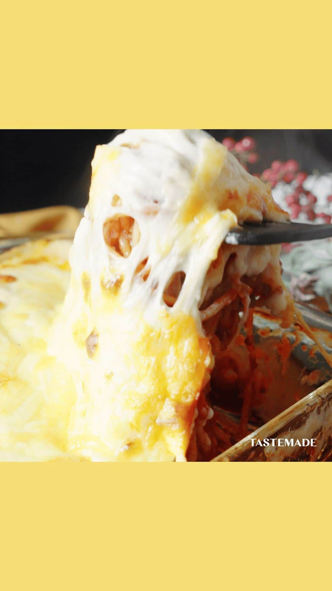 テイストメイドのインスタグラム：「【のび〜るチーズがくせになる！】ミートスパグラ🍝 Cheese  Tomato Cream Pasta  とろ〜りチーズがたまらない🤤 一度食べたら忘れられない味わい、贅沢クリーミーなトマトパスタ😍❤️  ■材料 パスタ　150g モッツァレラチーズ　100g とろけるチーズ　100g パセリ　適量 《ミートソース》 ひき肉　150g 玉ねぎ　40g 人参　40g ホールトマト　400ml ケチャップ　大さじ2 ソース　大さじ2 コンソメ　大さじ1/2 小麦粉　大さじ1 オリーブオイル　大さじ2 砂糖　大さじ1/2 《ホワイトソース》 バター　25g 小麦粉　20g 牛乳　150ml 水　200ml コンソメ　4g ナツメグ　少々 砂糖　少々 塩　少々 コショウ　少々  ■作り方 【事前準備】 パスタを表示時間より1分短く茹でておく。 ホワイトソースを作る。鍋にバターを入れて溶かし、その他のホワイトソースの材料を加え、とろみがつくまで混ぜ合わせる。  1. フライパンにひき肉、玉ねぎ、人参、ホールトマトを加えて火が通るまで炒める。 2. ケチャップ、ソース、コンソメ、小麦粉、オリーブオイル、砂糖を加えてさらに炒める。 3. パスタを加えて和えたら耐熱容器に盛る。 4. ホワイトソースを流し入れる。 5. とろけるチーズをのせてオーブンで220℃10分ほど焼き目がつく程度に焼く。 6. パセリを散らす。  Ingredients:  - 150g pasta  - 100g mozzarella cheese  - 100g melting cheese  - Some parsley  - [Meat Sauce]  - 150g ground meat  - 40g onion  - 40g carrot  - 400ml whole tomatoes  - 2 tablespoons of ketchup  - 2 tablespoons of sauce  - 1/2 tablespoon of consommé  - 1 tablespoon of flour  - 2 tablespoons of olive oil  - 1/2 tablespoon of sugar  - [White Sauce]  - 25g butter  - 20g flour  - 150ml milk  - 200ml water  - 4g consommé  - A pinch of nutmeg  - A pinch of sugar  - A pinch of salt  - A pinch of pepper  Preps: Boil the pasta for 1 minute less than the package instructions suggest. Prepare the white sauce. Melt butter in a saucepan, then add the other white sauce ingredients and mix until it thickens.  Steps: 1. In a frying pan, sauté ground meat, onion, carrot, and whole tomatoes until fully cooked. 2. Add ketchup, sauce, consommé, flour, olive oil, and sugar, and continue to sauté. 3. Mix the pasta into the sauce. 4. Transfer the mixture to an ovenproof dish. 5. Pour the white sauce over it. 6. Top with melting cheese and bake at 220°C until it gets a browned crust (about 10 minutes). 7. Garnish with parsley.  #テイストメイド #料理 #cooking #recipe  #レシピ  #簡単レシピ  #おうちごはん #おうちカフェ #ハロウィン #トマトパスタ #トマトスパゲッティ #チーズパスタ  #チーズ #チーズレシピ  #パスタ #パスタレシピ  #イタリアン #pasta #イタリアンレシピ #tomato #cheese #tomatosauce #バジル #spagetti #creampasta #クリームパスタ #italy #イタリア #お肉 #ひき肉」