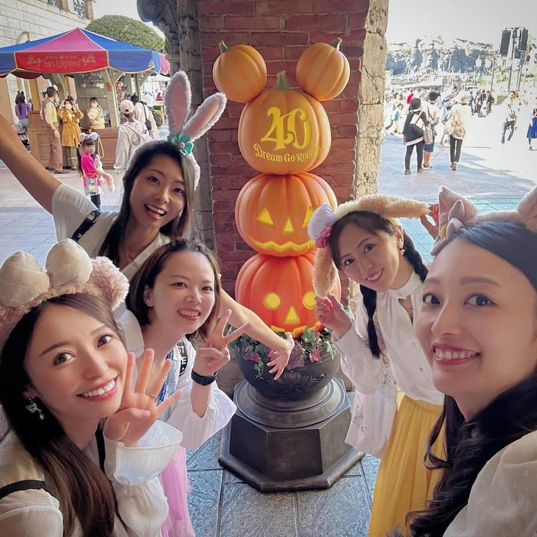 黒澤ゆりかさんのインスタグラム写真 - (黒澤ゆりかInstagram)「🎃Happy Halloween👻  今年もDisney Halloween🐀 みんなで色も合わせて🌈 ダッフィーフレンズです🧸 私はシェリーメイに🎀　  この日はなんとDisney設立100周記念日でした😍🎉　  お天気も良くてとっても楽しかった🎵 次回は何にしようかな？☺️  #happyhalloween #halloweendisney  #Disney #disneyコーデ  #ダッフィーフレンズ」10月31日 14時53分 - yurikakurosawa