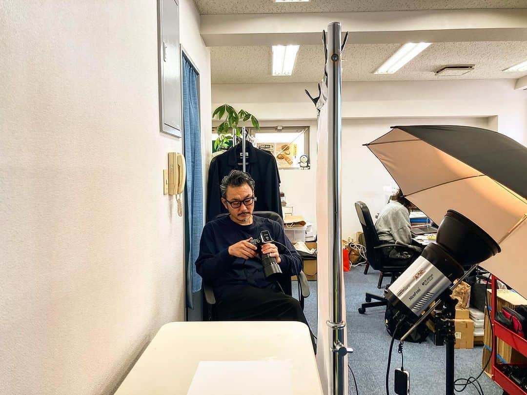 宇田川大輔のインスタグラム：「本日の職場 #photooftheday #stilllifephotography #objectshooting #商品撮影 #ブツ撮り」