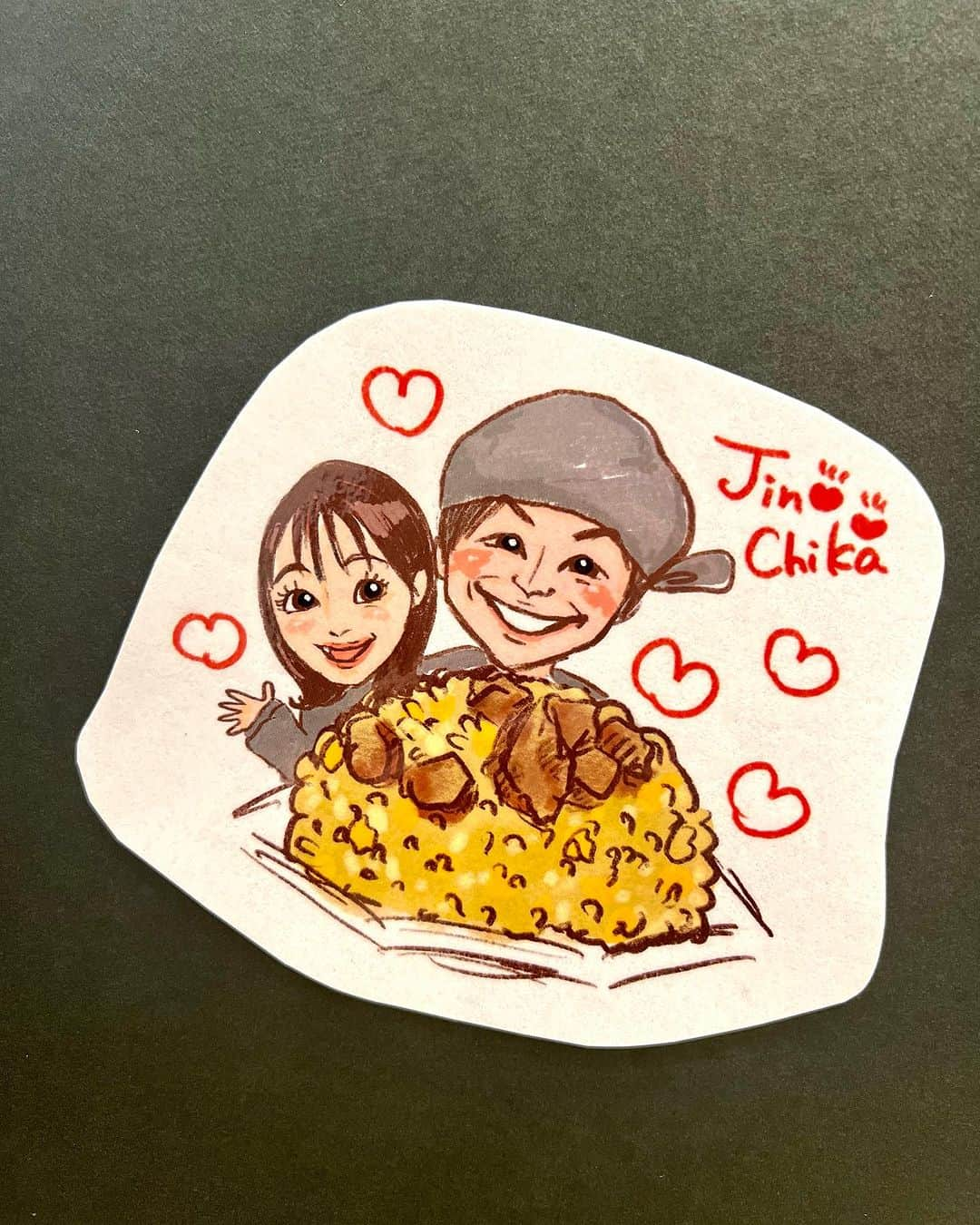 城咲仁のインスタグラム：「可愛い  ジンチカ丸鶴魂イラスト 昨日、アーティストの方がご来場頂き 描いてきてくださいました 有難う御座います  さて、渋谷モディでのポップアップストア 残すところ後2日ですが  明日の販売分は数が厳しいので本日中に お求めください  追加注文致しましたが 限界でした、、、  明日の試食分は確保してあります 明日は11:00から15:00時までで終了 本日は20:00時までです 皆様お待ちしております  渋谷モディにて丸鶴しっとりチャーシュー炒飯が無料で試食できます‼️  本当に丸鶴の味が冷凍炒飯で再現出来ているのか、その場で再現するので、食べに来てくださいね  城咲仁&加島ちかえも店頭にいまーす  【お知らせ】 現在、板橋の丸鶴本店は臨時休業中です 🙇  ◆丸鶴魂一周年企画 10/27日（金）～11/1日(水)  渋谷モディ1F 丸鶴魂ポップアップストア  また25%OFFでチャーハンを販売  渋谷モディ詳細 https://www.0101.co.jp/721/event/detail.html?article_seq=120739&article_type=sto  #城咲仁 #加島ちかえ #丸鶴 #モディ #ポップアップストア #丸鶴 #丸鶴魂 #限定品 #modi #丸鶴炒飯 #丸鶴チャーハン #ファミリー #無料」