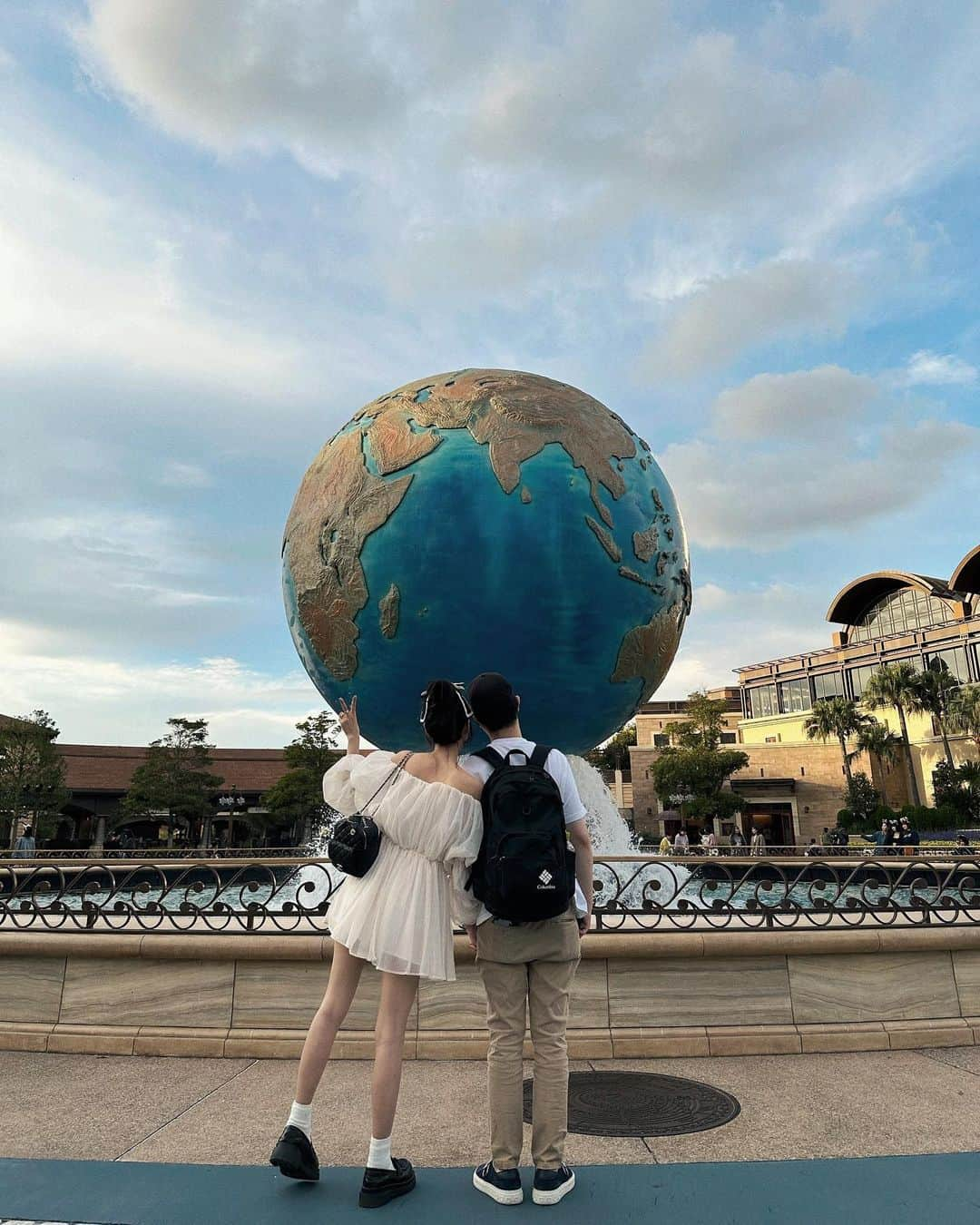 璇璇さんのインスタグラム写真 - (璇璇Instagram)「東京迪士尼海洋TokyoDisneySea —2023.10.25  這是我東京迪士尼海洋的初體驗， 有了前一天陸地的經驗以後， 決定要更悠閒愜意點遊園， 海洋的人密集度比較沒陸地高， 遊樂設施也比較適合大朋友玩， 都偏比較刺激、氛圍也特別浪漫， 到海洋園區內一樣先把DPA買好， 然後悠哉的吃吃喝喝搭船搭火車， 我是個日常神經很緊繃的人， 多虧香先生去”Gondolier Snacks”幫我買了杯特調 「Caramel Liqueur & Iced Caffe Latte」 一開始喝都沒發現這是一杯調酒！ 只覺得是冰淇淋拿鐵 甜甜的很好喝， 喝著喝著覺得怎麼整個世界輕飄飄， 看著路人聽著音樂都特別歡樂， 真的大推給來迪士尼的人， 喝一杯真的特別能融入迪士尼☕️🤣  午餐我們選擇在河邊的”Ristorante di Canaletto” 河邊拍照好看 食物也算好吃～ 點了披薩跟義大利麵味道都還不錯。  小攤販”Expedition Eats”有賣熱狗捲， 好吃～建議加購辣醬一起吃更有味！ （陸地的火雞腿肉我就不愛有個雞臭味）  再來和你們說一個不多人知道的事！ 也是因為溫昂一直四處喝才發現🤣 你們可以到”Benvenuti Cafe Portofino” 買瓶迪士尼40週年特別款Pinot Rosè， 就能得到一個迪士尼40週年徽章！！ 可以當作來迪士尼的紀念品收藏🥇 溫昂說去每家店都可以問問有沒有什麼「Special」， 有時候就會有旅程中的小驚喜🤍 （我後面都有標註位置給你們）  這次我要大推一項遊樂設施給你們！ 玩到後覺得這兩天排隊的疲憊都沒有了， 就是首圖我拍照這個地方的 「Soaring: Fantastic Flight 夢幻奇航」 這個DPA買起來～體驗感太好了！ 從最前面的故事大綱引導的視覺呈現， 到坐上飛行器環遊世界體驗5D感受， 沿途微風吹拂及淡淡的芬芳青草香氣， 可以將世界的山河美景盡收眼底， 整個體驗完有種說不出的感動跟激動， 跟香先生一致認同是我們心中的第一！  拍照時間一樣建議下午四點後， 光線比較柔和漂亮～～ 海洋除了必拍的地球以外， 也可以到河邊的餐廳吃飯拍照， 或夢幻奇航大宅外拍都很出片。  到海洋我跟香先生比較悠閒， 吃吃東西喝一杯聊聊天， 搭火車、搭遊船、坐小划船都好愜意好開心， 海洋真的是比較適合成年人的世界～  這次海洋服裝是香先生搭配的， 我帶了一堆衣服毫無頭緒怎麼穿哈哈～ 第一天他就自己四處幫我找襪子， 然後跟我說澎裙配白長襪黑皮鞋， 出門前他讓我梳個包包頭， 本來還跟他說 這樣配很怪吧～ 結果意外的合理很適合迪士尼！ 來統一回覆大家私訊爆炸問的  澎裙是 @lalalatw 茉莉澎裙洋裝， 鞋子是 @zero0222 阿柔的聯名鞋， 那天我第一次穿新鞋走了一整天， 因為鞋對我來說偏大一點我穿了兩層襪子， 結果到晚上腳竟然都不會痛！ 頭上是我芭送我的小香緞帶 超愛， 改天再來分享緞帶細節照片， 來迪士尼你們可以照抄一下哈哈🤍  #迪士尼海洋 #tokyodisneysea」10月31日 14時58分 - xuanxuantw