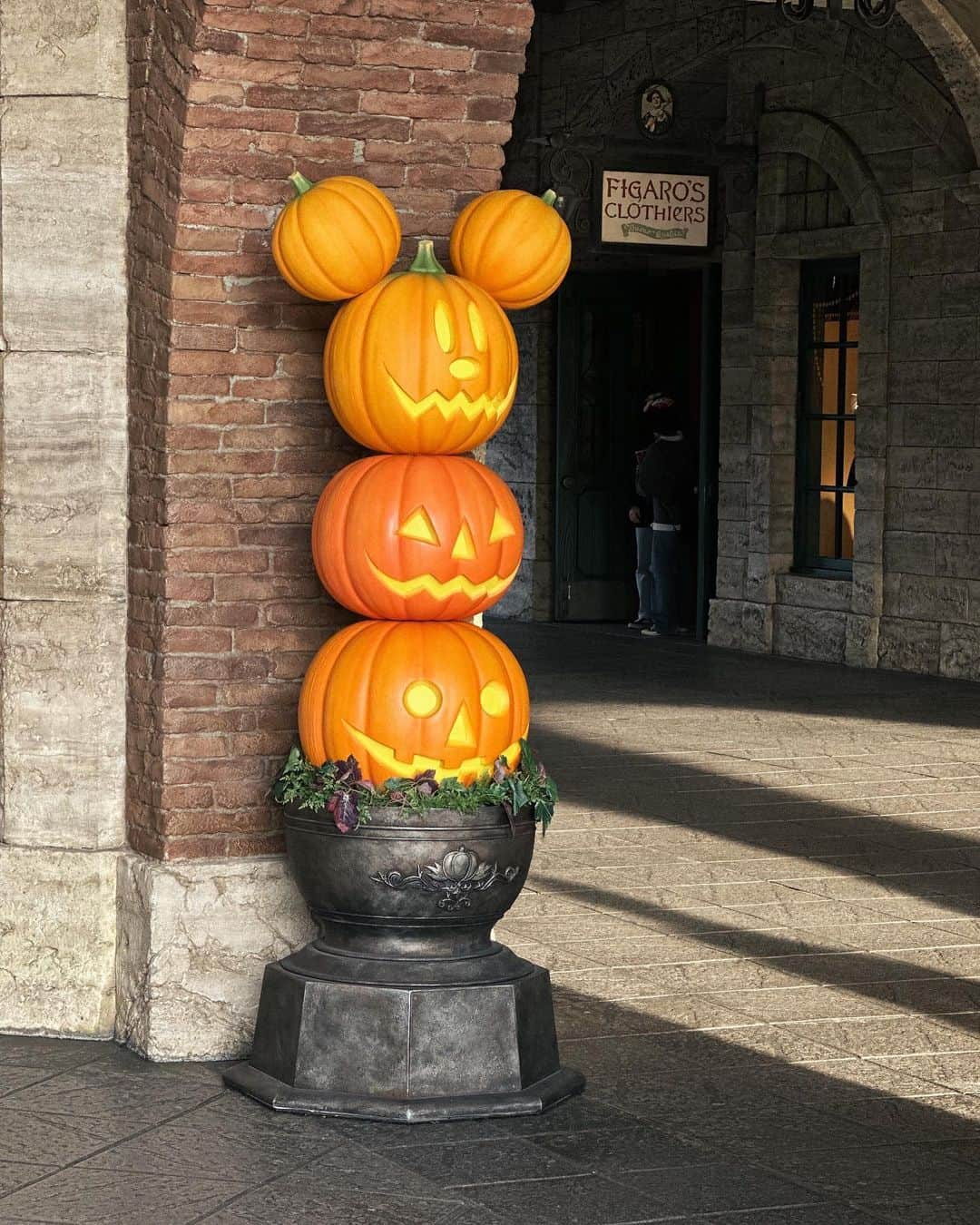 璇璇さんのインスタグラム写真 - (璇璇Instagram)「東京迪士尼海洋TokyoDisneySea —2023.10.25  這是我東京迪士尼海洋的初體驗， 有了前一天陸地的經驗以後， 決定要更悠閒愜意點遊園， 海洋的人密集度比較沒陸地高， 遊樂設施也比較適合大朋友玩， 都偏比較刺激、氛圍也特別浪漫， 到海洋園區內一樣先把DPA買好， 然後悠哉的吃吃喝喝搭船搭火車， 我是個日常神經很緊繃的人， 多虧香先生去”Gondolier Snacks”幫我買了杯特調 「Caramel Liqueur & Iced Caffe Latte」 一開始喝都沒發現這是一杯調酒！ 只覺得是冰淇淋拿鐵 甜甜的很好喝， 喝著喝著覺得怎麼整個世界輕飄飄， 看著路人聽著音樂都特別歡樂， 真的大推給來迪士尼的人， 喝一杯真的特別能融入迪士尼☕️🤣  午餐我們選擇在河邊的”Ristorante di Canaletto” 河邊拍照好看 食物也算好吃～ 點了披薩跟義大利麵味道都還不錯。  小攤販”Expedition Eats”有賣熱狗捲， 好吃～建議加購辣醬一起吃更有味！ （陸地的火雞腿肉我就不愛有個雞臭味）  再來和你們說一個不多人知道的事！ 也是因為溫昂一直四處喝才發現🤣 你們可以到”Benvenuti Cafe Portofino” 買瓶迪士尼40週年特別款Pinot Rosè， 就能得到一個迪士尼40週年徽章！！ 可以當作來迪士尼的紀念品收藏🥇 溫昂說去每家店都可以問問有沒有什麼「Special」， 有時候就會有旅程中的小驚喜🤍 （我後面都有標註位置給你們）  這次我要大推一項遊樂設施給你們！ 玩到後覺得這兩天排隊的疲憊都沒有了， 就是首圖我拍照這個地方的 「Soaring: Fantastic Flight 夢幻奇航」 這個DPA買起來～體驗感太好了！ 從最前面的故事大綱引導的視覺呈現， 到坐上飛行器環遊世界體驗5D感受， 沿途微風吹拂及淡淡的芬芳青草香氣， 可以將世界的山河美景盡收眼底， 整個體驗完有種說不出的感動跟激動， 跟香先生一致認同是我們心中的第一！  拍照時間一樣建議下午四點後， 光線比較柔和漂亮～～ 海洋除了必拍的地球以外， 也可以到河邊的餐廳吃飯拍照， 或夢幻奇航大宅外拍都很出片。  到海洋我跟香先生比較悠閒， 吃吃東西喝一杯聊聊天， 搭火車、搭遊船、坐小划船都好愜意好開心， 海洋真的是比較適合成年人的世界～  這次海洋服裝是香先生搭配的， 我帶了一堆衣服毫無頭緒怎麼穿哈哈～ 第一天他就自己四處幫我找襪子， 然後跟我說澎裙配白長襪黑皮鞋， 出門前他讓我梳個包包頭， 本來還跟他說 這樣配很怪吧～ 結果意外的合理很適合迪士尼！ 來統一回覆大家私訊爆炸問的  澎裙是 @lalalatw 茉莉澎裙洋裝， 鞋子是 @zero0222 阿柔的聯名鞋， 那天我第一次穿新鞋走了一整天， 因為鞋對我來說偏大一點我穿了兩層襪子， 結果到晚上腳竟然都不會痛！ 頭上是我芭送我的小香緞帶 超愛， 改天再來分享緞帶細節照片， 來迪士尼你們可以照抄一下哈哈🤍  #迪士尼海洋 #tokyodisneysea」10月31日 14時58分 - xuanxuantw