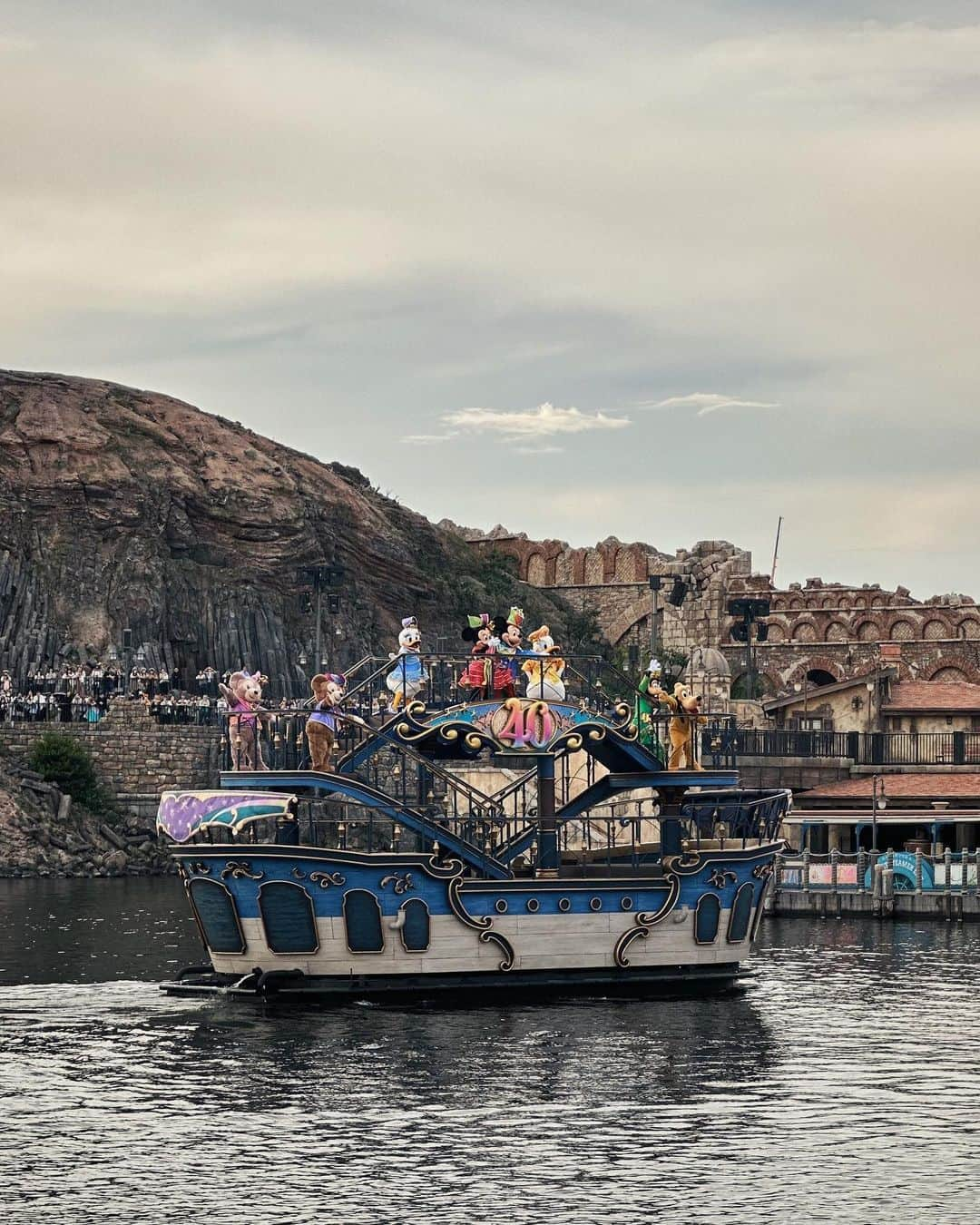 璇璇さんのインスタグラム写真 - (璇璇Instagram)「東京迪士尼海洋TokyoDisneySea —2023.10.25  這是我東京迪士尼海洋的初體驗， 有了前一天陸地的經驗以後， 決定要更悠閒愜意點遊園， 海洋的人密集度比較沒陸地高， 遊樂設施也比較適合大朋友玩， 都偏比較刺激、氛圍也特別浪漫， 到海洋園區內一樣先把DPA買好， 然後悠哉的吃吃喝喝搭船搭火車， 我是個日常神經很緊繃的人， 多虧香先生去”Gondolier Snacks”幫我買了杯特調 「Caramel Liqueur & Iced Caffe Latte」 一開始喝都沒發現這是一杯調酒！ 只覺得是冰淇淋拿鐵 甜甜的很好喝， 喝著喝著覺得怎麼整個世界輕飄飄， 看著路人聽著音樂都特別歡樂， 真的大推給來迪士尼的人， 喝一杯真的特別能融入迪士尼☕️🤣  午餐我們選擇在河邊的”Ristorante di Canaletto” 河邊拍照好看 食物也算好吃～ 點了披薩跟義大利麵味道都還不錯。  小攤販”Expedition Eats”有賣熱狗捲， 好吃～建議加購辣醬一起吃更有味！ （陸地的火雞腿肉我就不愛有個雞臭味）  再來和你們說一個不多人知道的事！ 也是因為溫昂一直四處喝才發現🤣 你們可以到”Benvenuti Cafe Portofino” 買瓶迪士尼40週年特別款Pinot Rosè， 就能得到一個迪士尼40週年徽章！！ 可以當作來迪士尼的紀念品收藏🥇 溫昂說去每家店都可以問問有沒有什麼「Special」， 有時候就會有旅程中的小驚喜🤍 （我後面都有標註位置給你們）  這次我要大推一項遊樂設施給你們！ 玩到後覺得這兩天排隊的疲憊都沒有了， 就是首圖我拍照這個地方的 「Soaring: Fantastic Flight 夢幻奇航」 這個DPA買起來～體驗感太好了！ 從最前面的故事大綱引導的視覺呈現， 到坐上飛行器環遊世界體驗5D感受， 沿途微風吹拂及淡淡的芬芳青草香氣， 可以將世界的山河美景盡收眼底， 整個體驗完有種說不出的感動跟激動， 跟香先生一致認同是我們心中的第一！  拍照時間一樣建議下午四點後， 光線比較柔和漂亮～～ 海洋除了必拍的地球以外， 也可以到河邊的餐廳吃飯拍照， 或夢幻奇航大宅外拍都很出片。  到海洋我跟香先生比較悠閒， 吃吃東西喝一杯聊聊天， 搭火車、搭遊船、坐小划船都好愜意好開心， 海洋真的是比較適合成年人的世界～  這次海洋服裝是香先生搭配的， 我帶了一堆衣服毫無頭緒怎麼穿哈哈～ 第一天他就自己四處幫我找襪子， 然後跟我說澎裙配白長襪黑皮鞋， 出門前他讓我梳個包包頭， 本來還跟他說 這樣配很怪吧～ 結果意外的合理很適合迪士尼！ 來統一回覆大家私訊爆炸問的  澎裙是 @lalalatw 茉莉澎裙洋裝， 鞋子是 @zero0222 阿柔的聯名鞋， 那天我第一次穿新鞋走了一整天， 因為鞋對我來說偏大一點我穿了兩層襪子， 結果到晚上腳竟然都不會痛！ 頭上是我芭送我的小香緞帶 超愛， 改天再來分享緞帶細節照片， 來迪士尼你們可以照抄一下哈哈🤍  #迪士尼海洋 #tokyodisneysea」10月31日 14時58分 - xuanxuantw