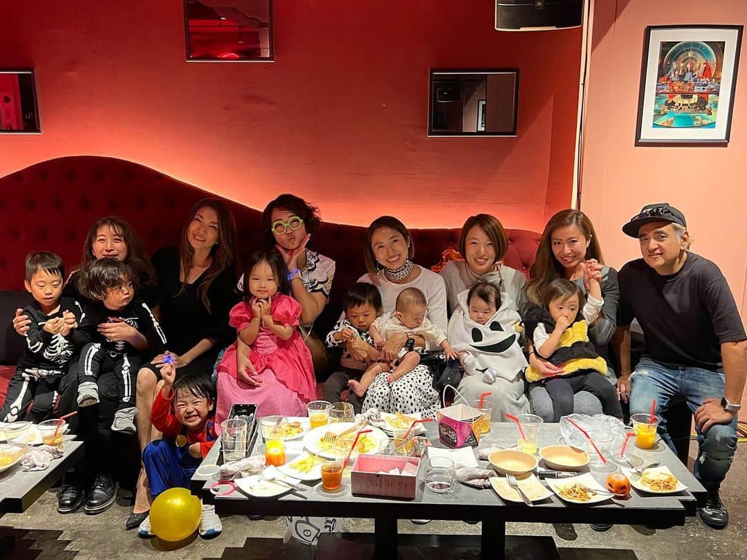 遠近由美子のインスタグラム：「HAPPY Halloween 👻キッズパーティー🎃  うちの元スタッフ達も子供を連れて遊びに来てくれたよ。  5年の月日で… こんなに増えました✨👀‼️凄いね🤣  #bankscafe #元スタッフ #幼稚園のお友達も一緒に」