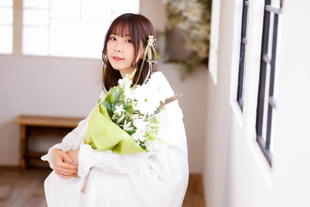 安齋由香里のインスタグラム：「2023/10/31 #あんのん7th 昼の部オフショット🌻  Photo by : @nakagawa_photo   プロフィールの写真も変えてみたよ〜！ お花に、自然光の沢山入る窓に、木材の温かみ。 私が小さい頃から憧れてた物全て揃ってた〜！ こういうお家で過ごせたら最高だな〜  ****  ☀️昼の部☀️ 私たちが出会ってもう７年って本当！？ これはみんなも呼んでパーティーをしないといけませんね？ ～ゆかりとのぞみの記念日～  日時 : 11/04 (土) 13:00 - 14:30 開場 : 11/04 (土) 12:00 会場 : グレースバリ秋葉原　パームス 　　　千代田区外神田1-1-10」