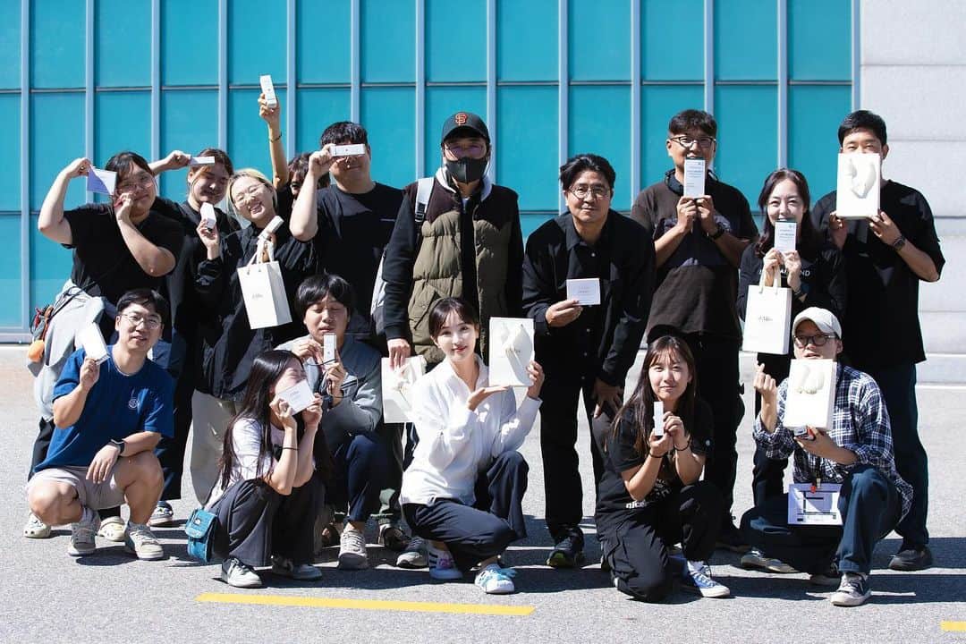 ジャング・ウネ・サングのインスタグラム：「프리미엄비건브랜드“달바”에서 영화”옥희가간다“ 모든스텝분들에게 응원차 선물을 보내주셨어요 감사합니다 셀럽뷰티 이슬작가님이 보내주신 선물입니다💓✨ 고마워 언니💓 통큰선물로 영화 ”옥희가간다“팀이 활짝웃었어요 @suleewriter @dalba_piedmont」
