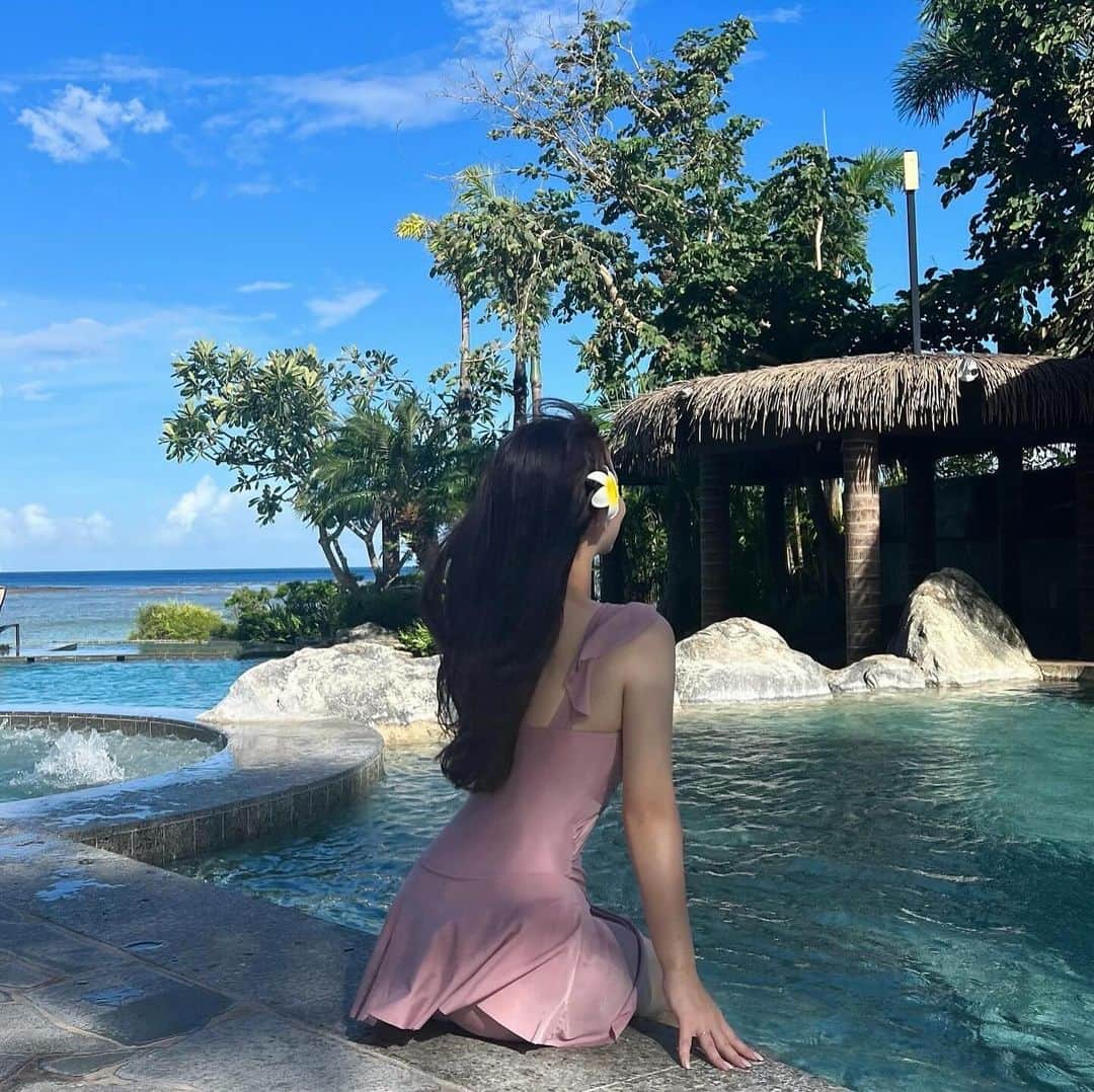 横山紗弓のインスタグラム：「dusit pool👙 インフィニティプールもありジャグジーもあり 雰囲気もよく開放的に楽しめました🧜 そのまま海にも行けて最高だった✨ #guam #グアム #グアム旅行 #グアム観光 #水着 #🇬🇺  #グアムホテル #グアムプール #旅行 #海外旅行 #リゾート」