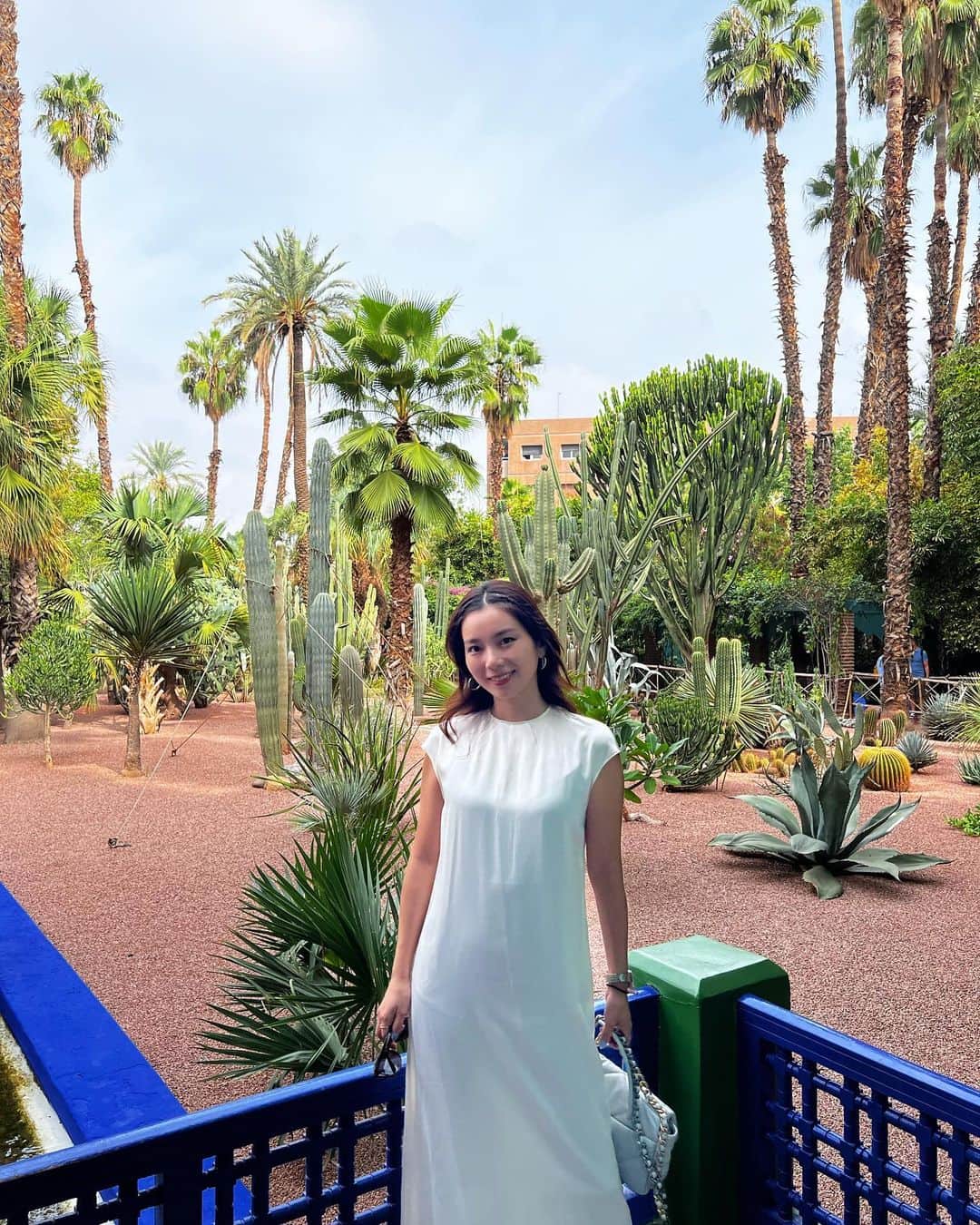 村上瑠美奈のインスタグラム：「イヴ・サンローランが愛した庭園 @jardinmajorellemarrakech   とても美しい建物と広くて綺麗に整えられたお庭💙  見たことない種類のサボテン達はどれも大きくてパワーを感じる🌵🌵🌵  色使いとか当時のサンローランのコレクションに反映されてるのが分かって こんな素敵な場所でイメージを膨らませていたのかなぁと思いながら見学したよ🥰  #マジョレル庭園 #サンローラン#jardinmajorelle #モロッコ観光#marrakeshmedina」