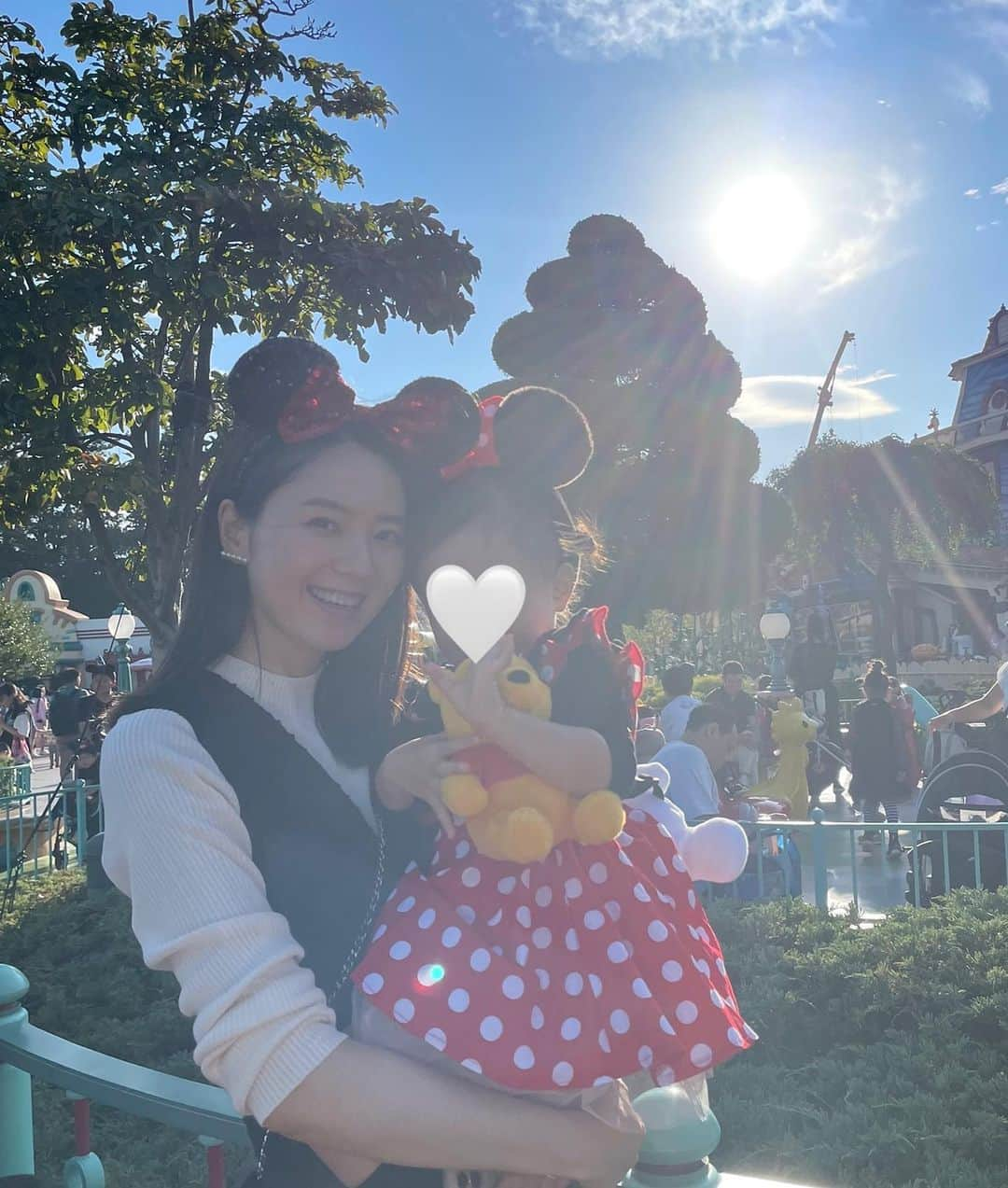 橋本まゆさんのインスタグラム写真 - (橋本まゆInstagram)「Happy Halloween🎃 ミニーちゃんになってDisney landへ🏰💕 念願の大好きなミニーちゃんとの初対面は緊張しすぎて固まっていました😂でも大好きなんだって😍  また夢の国へ行こうね♡ 子連れディズニーすごく楽しくてハマりそう💫  #ディズニーランド#ディズニーハロウィン #子連れディズニー#家族時間」10月31日 15時08分 - macomyu