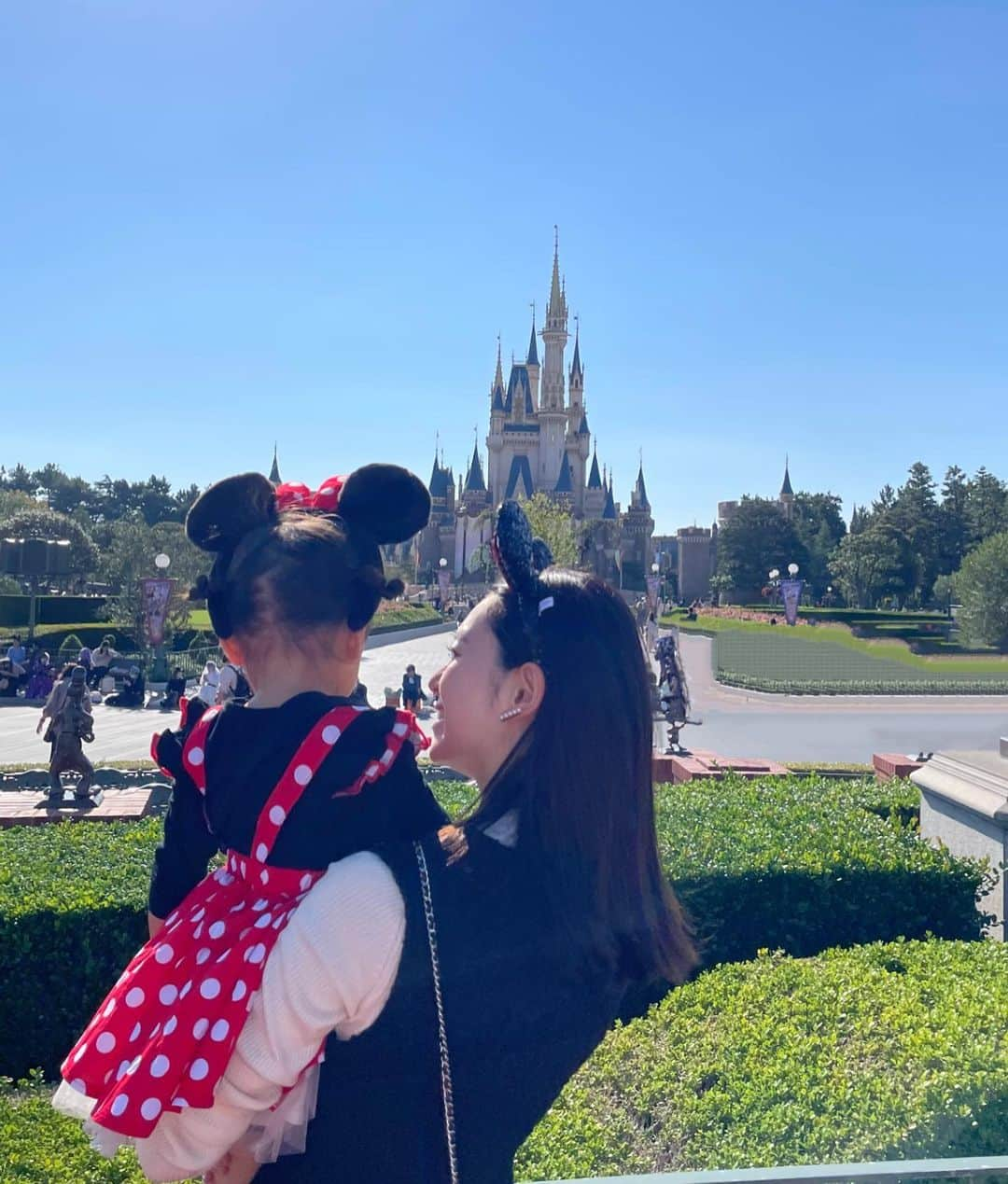 橋本まゆさんのインスタグラム写真 - (橋本まゆInstagram)「Happy Halloween🎃 ミニーちゃんになってDisney landへ🏰💕 念願の大好きなミニーちゃんとの初対面は緊張しすぎて固まっていました😂でも大好きなんだって😍  また夢の国へ行こうね♡ 子連れディズニーすごく楽しくてハマりそう💫  #ディズニーランド#ディズニーハロウィン #子連れディズニー#家族時間」10月31日 15時08分 - macomyu