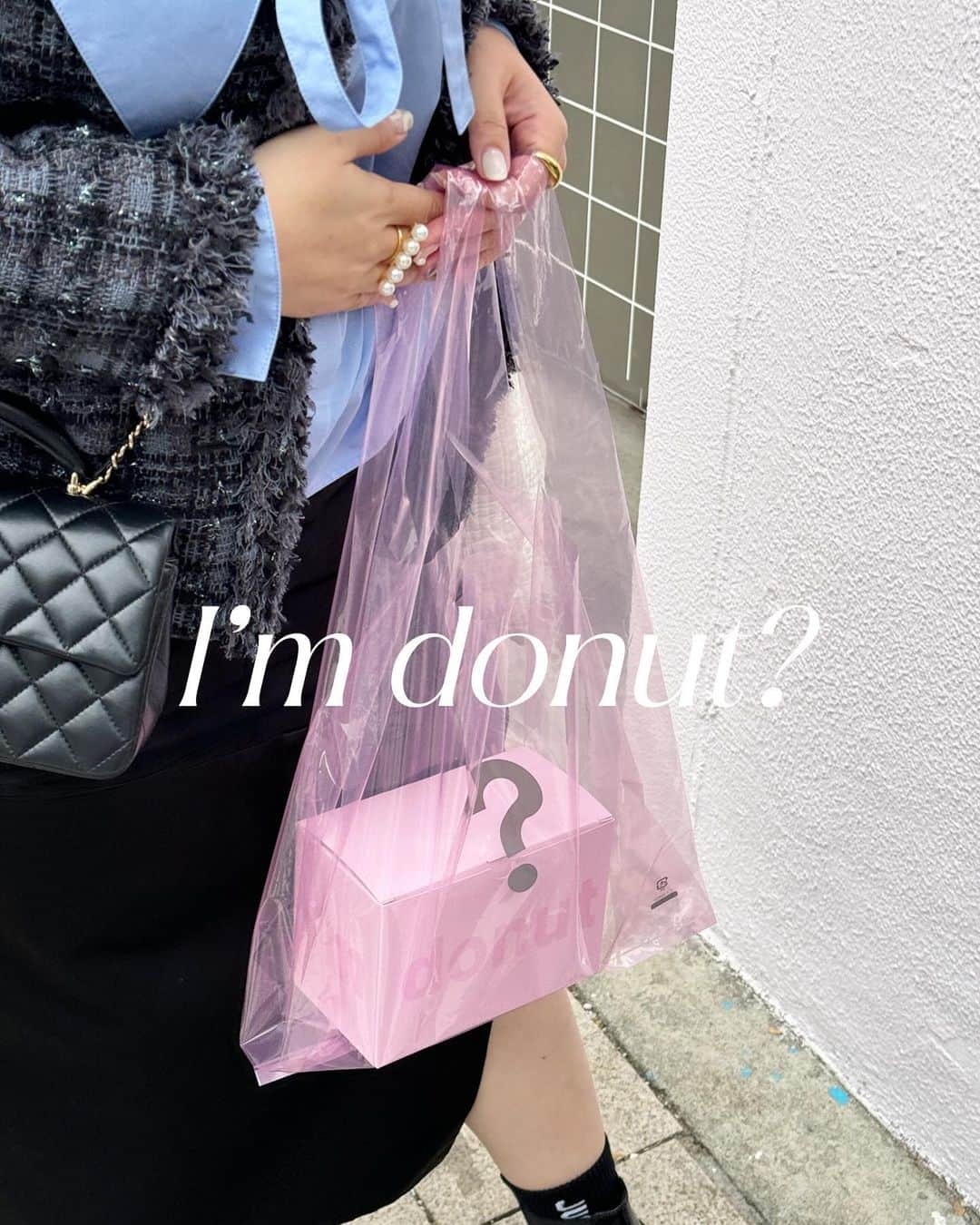 Locariさんのインスタグラム写真 - (LocariInstagram)「【編集部オススメ】 I'm donut? ⁡ オリジナルのブリオッシュ生地に ローストしたカボチャを練り込んで 高温でさっと揚げた生ドーナツ🍩 ⁡ 表参道店でしか味わえない 秋限定のドーナツ”焼き栗ベリーカスタード” ⁡ オリジナルスパイス配合の ”キーマサラダ”も注目✨ ⁡ ⁡ 福岡発の大人気ベーカリー🍞 「アマムダコタン」「ダコメッカ」などを展開する 「ヒラコンシェ」が手掛ける行列必須の人気店 「I’m donut?（アイムドーナツ」 ⁡ 中目黒店、渋谷店、福岡店、原宿店に続いて 5店舗目の表参道店が2023年9月にOPEN🕊️ ⁡ ⁡ 表参道店は、OPENしたばかりということで 比較的行列が少なくて穴場✨ ⁡ ピンクの店内もキュートで必見です🩷 ⁡ ⁡ ⁡ 📍I'm donut? omotesando  @i.m.donut  東京都港区北青山3-5-18  ⁡ ⁡ ⁡ #imdonut表参道 #アイムドーナツ表参道 #アイムドーナツ #生ドーナツ専門店 #表参道スイーツ巡り #表参道スイーツ #おもたせスイーツ #行列スイーツ」10月31日 15時13分 - locari_jp