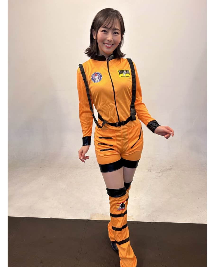のインスタグラム：「今日はハロウィン🎃コスプレ的な写真探してフォルダ遡ってみたら、ハロウィンカラーのこれが出てきた🧡🖤今年一月の主演舞台の物販撮影オフショットね。  #ハロウィン #コスプレ #ハロウィンカラー」