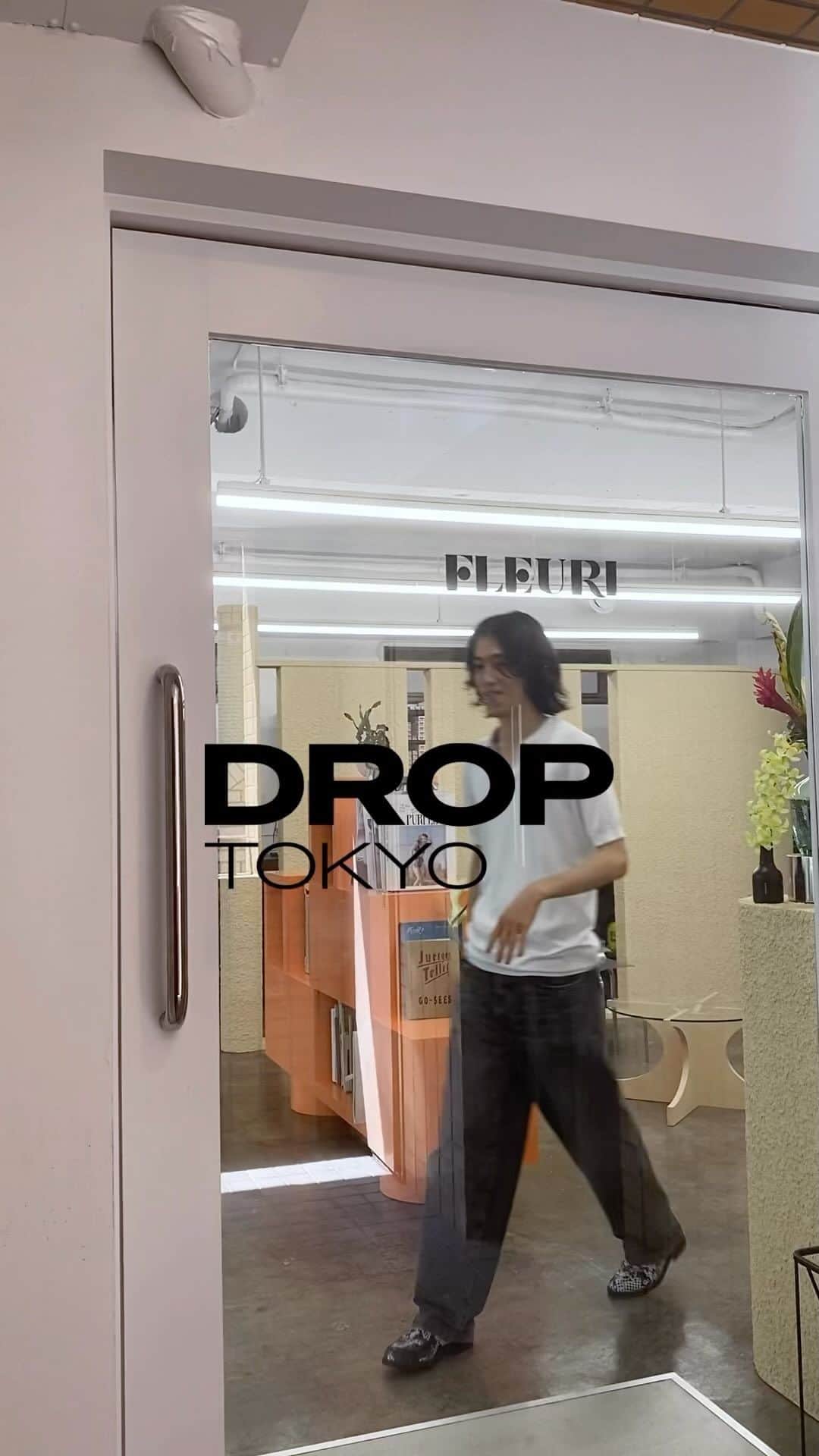 Droptokyoのインスタグラム：「Droptokyoが注目する、東京をリードするショップやコミュニティーをピックアップして紹介する新企画、「コミュニティースナップ」がスタート！今回は美容室 FLEURI のスタイリストをピックアップ。  Narumi: トップス／JOHN SMEDLEY（ジョンスメドレー）、パンツ／Acne Studios (アクネ ストゥディオズ )、シューズ／PACCBET(ラスベート)、アクセサリー／ALL BLUES（オール ブルース）」