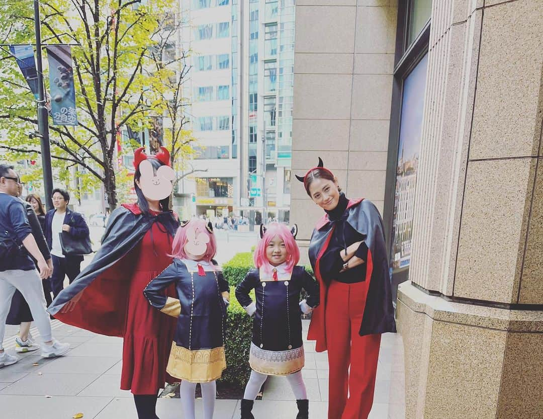 清水あきのインスタグラム：「🎃Happy Halloween🎃  今年のハロウィンはペニンシュラホテルのお菓子作りへ🍪 毎年クリスマスやハロウィンには #キッズデコレーションクラス というこんなイベントがあるらしい🤭  今回はパンプキンのチョコレートアート。  2週間は鑑賞できるとの事で 我が家では1番涼しい玄関に飾っていたのですが…  翌日は朝から夕方まで外出しており 帰宅したら…  「何が起こった⁉️」(4枚目) 状態で😵  多分、パンプキン部分のチョコが気温に耐えきれず 帽子の重みで…💥って感じかと。。  保管は冷蔵庫が安全でした😭(未有ごめん🙏)  幼稚園から仲良しのお友達は 共に3月末生まれで 背丈も同じくらいで。 アーニャの後ろ姿✖️2が笑えたよ🤣笑  #ママたちも控えめな仮装を　#ハロウィン2023  #ペニンシュラ東京　#ザペニンシュラブティックカフェ仲通り　#ザテラス #有楽町　#アーニャコスプレ　#コスプレママ　#ハロウィンイベント　#キッズイベント　#ホテルイベント　#お菓子作り #チョコアート　#小学3年生」