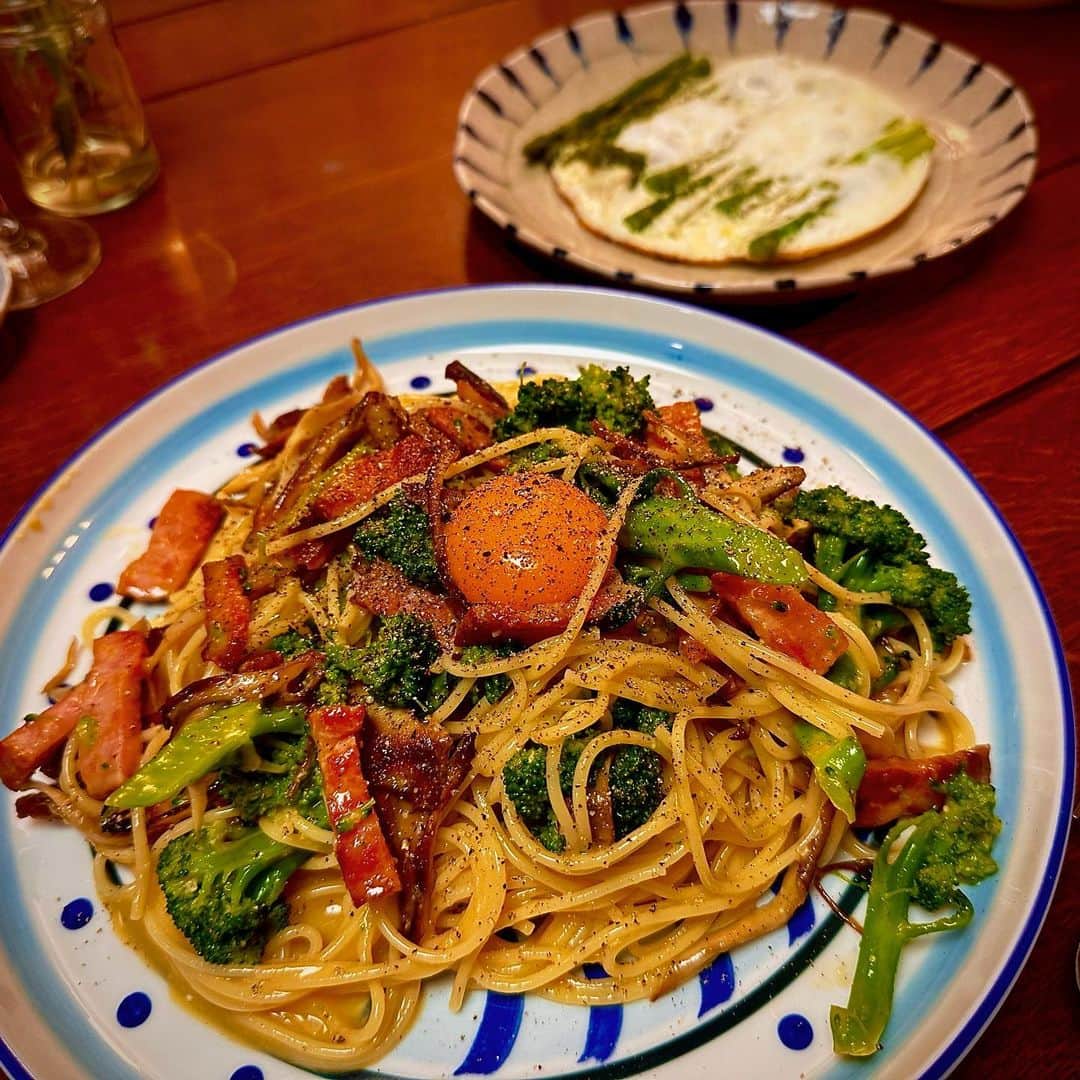 佐藤みゆきのインスタグラム：「原作のファンでもある よしながふみ先生の ドラマ『きのう何食べた？』 season2、始まりましたね。 楽しみにしてたんです。  夫氏もこのドラマがとても好きでseason1から一緒に観ていたのですが、 今回は1話からことごとくドラマの中で出てきた料理を食べたくなって作る、という現象が続いています。  今回もやはりカルボナーラが食べたい！となり、我が家としては珍しく夜ご飯にがっつりカルボナーラ。 パスタはいつもは夫氏の担当なのですが、カルボナーラは実は私、得意料理のひとつでして笑 食物繊維を足したくて舞茸もプラス。 余った白身はアスパラガスとフライパンで焼いて塩と粉チーズ。こちらは白身大好きな息子氏に大ヒット🥚  私と夫は美味しいものが大好きで、シロさんのこだわりや、シロさんとケンジやりとりにとても共感します。 大橋トリオさんの主題歌もグッときます。  ああ、美味しかった。  #さとうの台所 #きのう何食べた  #カルボナーラ」