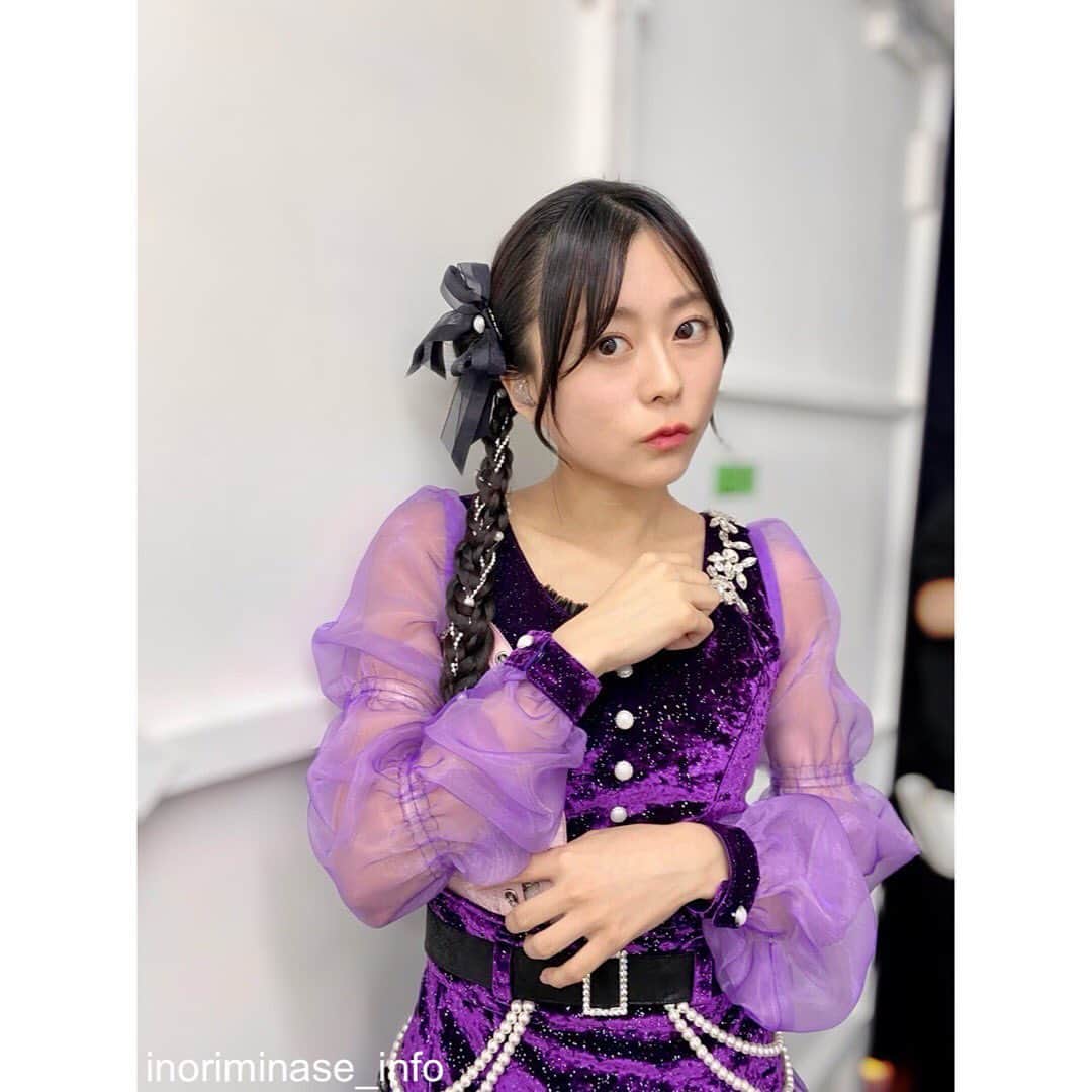 水瀬いのりさんのインスタグラム写真 - (水瀬いのりInstagram)「#SCRAPARTツアー 3着目◇  今まで紫の衣装は着用したことがあったけどここまでド紫は初めて！エレガントで大人っぽい雰囲気が新鮮でしたっ♡ 引っ張っても頭皮が痛くない魔法のロン毛も可愛いでしょ(￣▽￣)」10月31日 15時14分 - inoriminase_info
