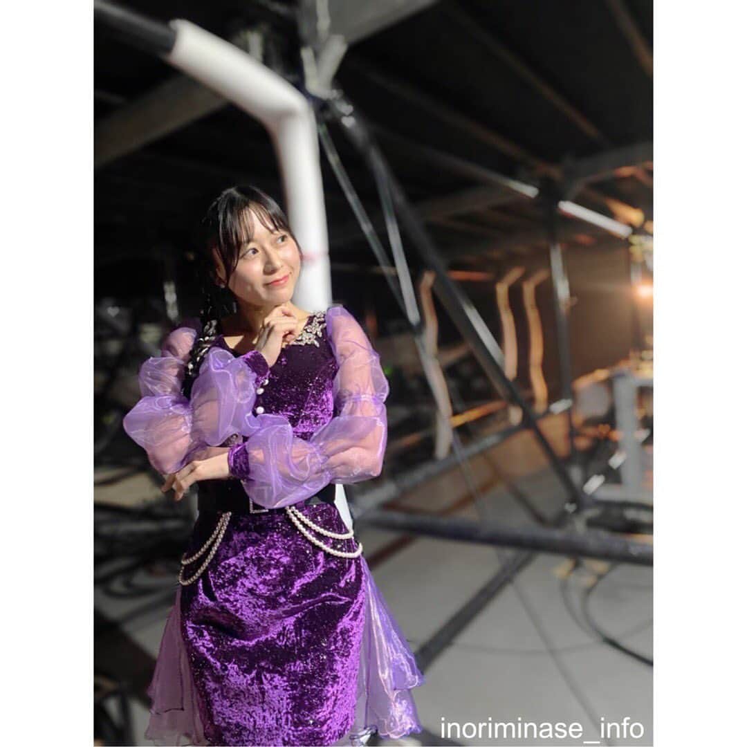 水瀬いのりさんのインスタグラム写真 - (水瀬いのりInstagram)「#SCRAPARTツアー 3着目◇  今まで紫の衣装は着用したことがあったけどここまでド紫は初めて！エレガントで大人っぽい雰囲気が新鮮でしたっ♡ 引っ張っても頭皮が痛くない魔法のロン毛も可愛いでしょ(￣▽￣)」10月31日 15時14分 - inoriminase_info