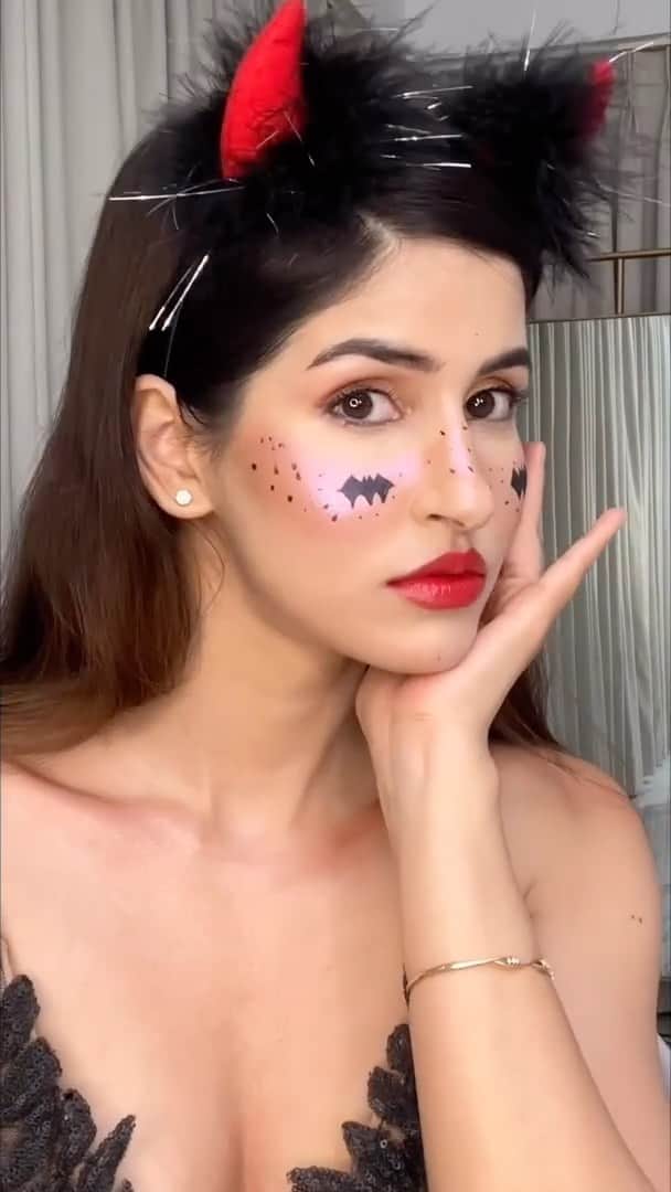 Sakshi Malikのインスタグラム：「DIY Halloween makeup tutorial live on my YouTube channel (Link in Bio) 🖤  btw Happy Halloween 🎃👻」