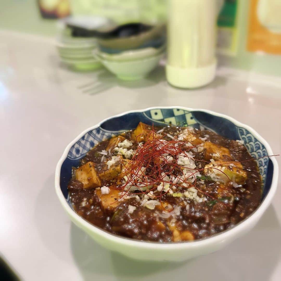 松下玲緒菜さんのインスタグラム写真 - (松下玲緒菜Instagram)「happy Halloween🎃 . このあいだごはん食べに行ったところめちゃかわいかったの！ . 麻婆豆腐も辛口あって美味しかった〜〜 . ハロウィン感全くないけどごめんね🎃 . . . @homerun0315 #西口酒場ホームラン #新宿西口 #新宿西口グルメ #新宿西口居酒屋 #新宿西口バー #昭和レトロポップ #昭和レトロ雑貨 #新宿居酒屋」10月31日 20時56分 - matsushita_reona