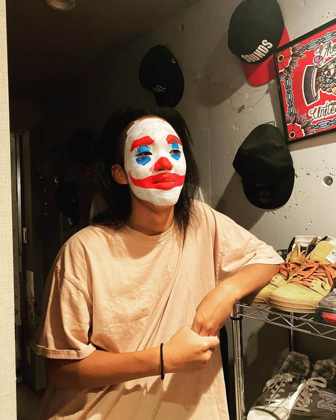 アレサ・ネスミスのインスタグラム：「玄関開けたらピエロいた🤡 happy Halloween🎃」