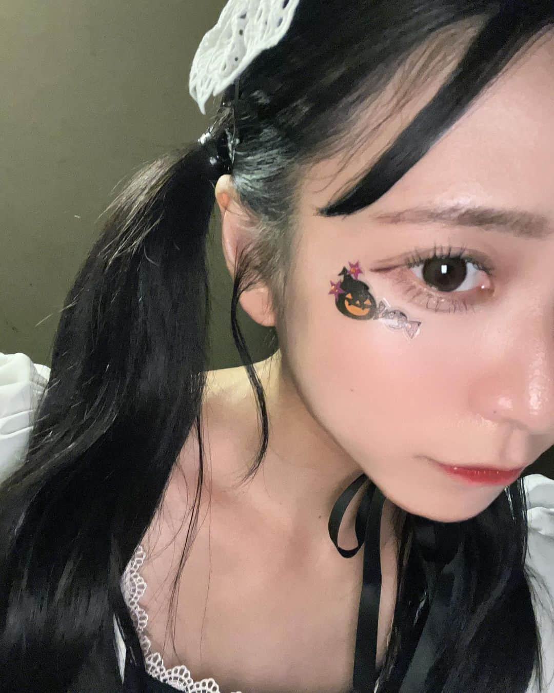 島袋香菜さんのインスタグラム写真 - (島袋香菜Instagram)「HappyHalloween🕸🕷  みんな何して過ごしてるの？^._.^♡  #ハロウィン #halloween #仮装 #メイド服」10月31日 20時56分 - _kanaloco_