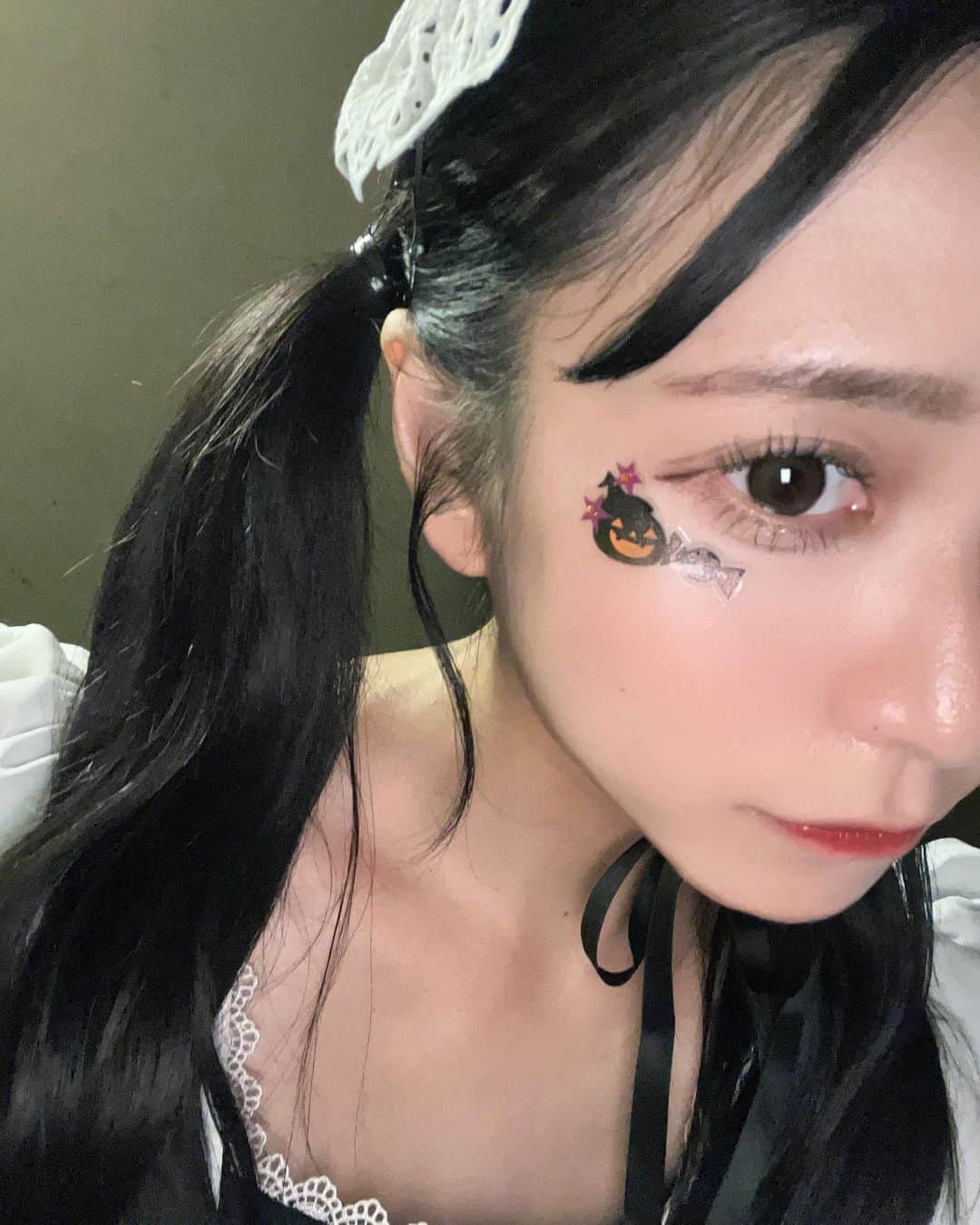 島袋香菜のインスタグラム：「HappyHalloween🕸🕷  みんな何して過ごしてるの？^._.^♡  #ハロウィン #halloween #仮装 #メイド服」