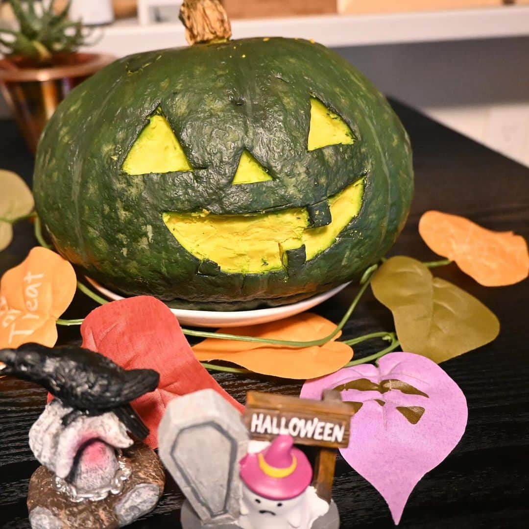 浦郷絵梨佳さんのインスタグラム写真 - (浦郷絵梨佳Instagram)「Happy Halloween🎃  まんまるカボチャでパンプキンのオバケを作って🎃  くり抜いたカボチャをこしてパンプキンオバケカレー👻 カボチャで甘くなるから子供とか好きそう♡  サラダの上にサーモンとマグロを並べて、海苔で顔作ってパンプキンオバケサラダ🥗  みなさま良きハロウィンを...🎃👻🐦‍⬛  #ハロウィン #halloween #1031」10月31日 20時56分 - urago.erika