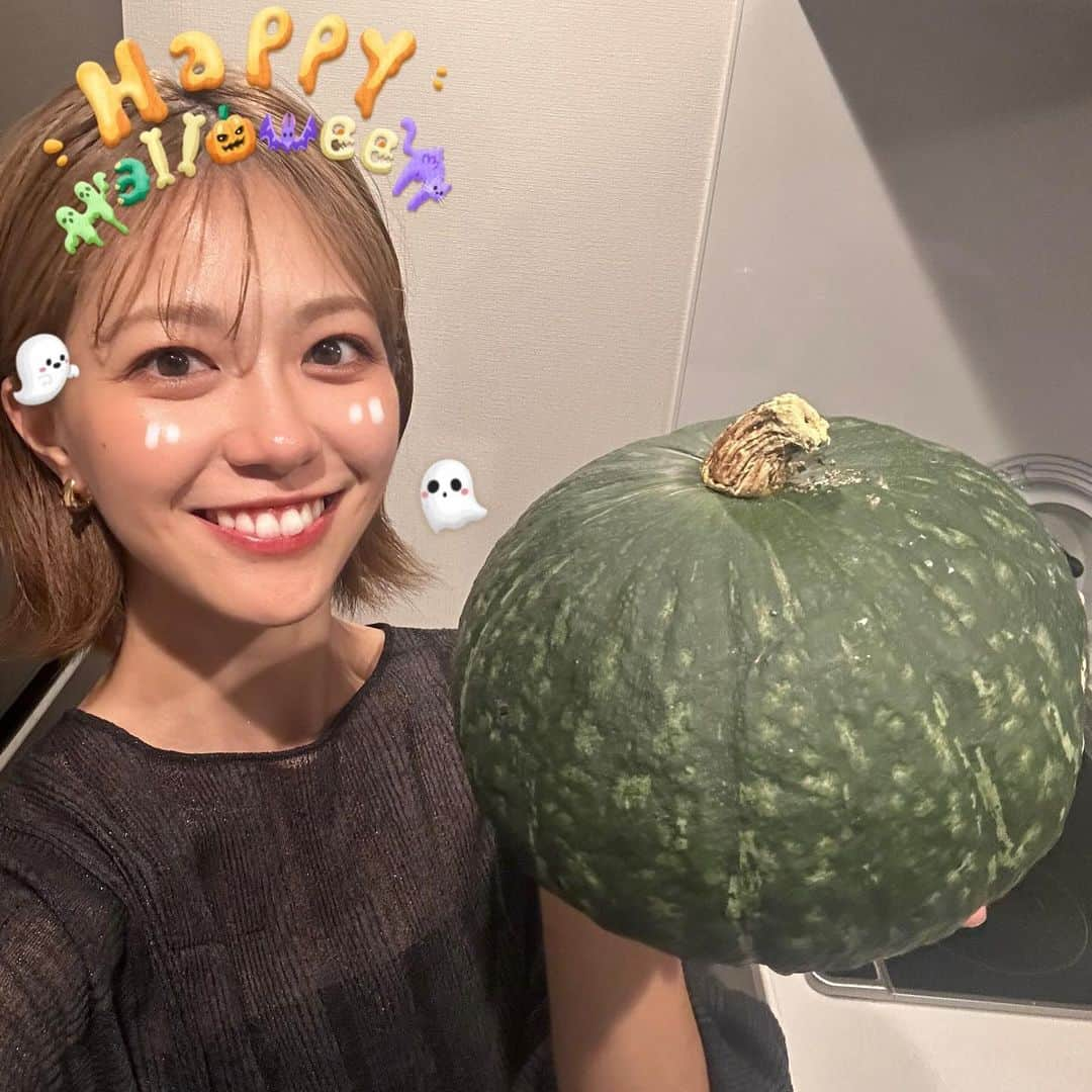 浦郷絵梨佳さんのインスタグラム写真 - (浦郷絵梨佳Instagram)「Happy Halloween🎃  まんまるカボチャでパンプキンのオバケを作って🎃  くり抜いたカボチャをこしてパンプキンオバケカレー👻 カボチャで甘くなるから子供とか好きそう♡  サラダの上にサーモンとマグロを並べて、海苔で顔作ってパンプキンオバケサラダ🥗  みなさま良きハロウィンを...🎃👻🐦‍⬛  #ハロウィン #halloween #1031」10月31日 20時56分 - urago.erika