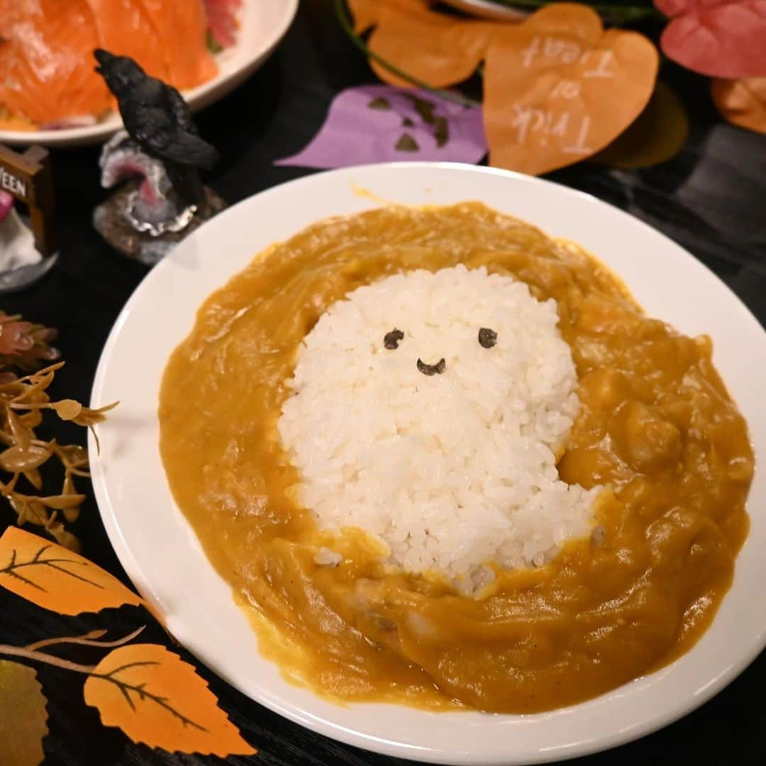 浦郷絵梨佳さんのインスタグラム写真 - (浦郷絵梨佳Instagram)「Happy Halloween🎃  まんまるカボチャでパンプキンのオバケを作って🎃  くり抜いたカボチャをこしてパンプキンオバケカレー👻 カボチャで甘くなるから子供とか好きそう♡  サラダの上にサーモンとマグロを並べて、海苔で顔作ってパンプキンオバケサラダ🥗  みなさま良きハロウィンを...🎃👻🐦‍⬛  #ハロウィン #halloween #1031」10月31日 20時56分 - urago.erika