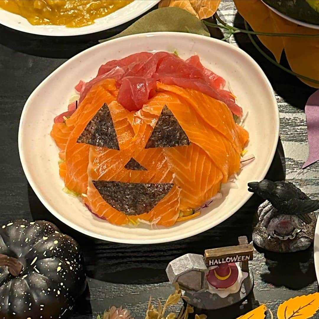 浦郷絵梨佳さんのインスタグラム写真 - (浦郷絵梨佳Instagram)「Happy Halloween🎃  まんまるカボチャでパンプキンのオバケを作って🎃  くり抜いたカボチャをこしてパンプキンオバケカレー👻 カボチャで甘くなるから子供とか好きそう♡  サラダの上にサーモンとマグロを並べて、海苔で顔作ってパンプキンオバケサラダ🥗  みなさま良きハロウィンを...🎃👻🐦‍⬛  #ハロウィン #halloween #1031」10月31日 20時56分 - urago.erika