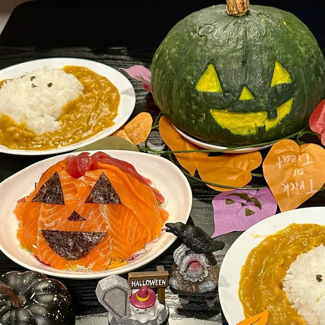 浦郷絵梨佳のインスタグラム：「Happy Halloween🎃  まんまるカボチャでパンプキンのオバケを作って🎃  くり抜いたカボチャをこしてパンプキンオバケカレー👻 カボチャで甘くなるから子供とか好きそう♡  サラダの上にサーモンとマグロを並べて、海苔で顔作ってパンプキンオバケサラダ🥗  みなさま良きハロウィンを...🎃👻🐦‍⬛  #ハロウィン #halloween #1031」