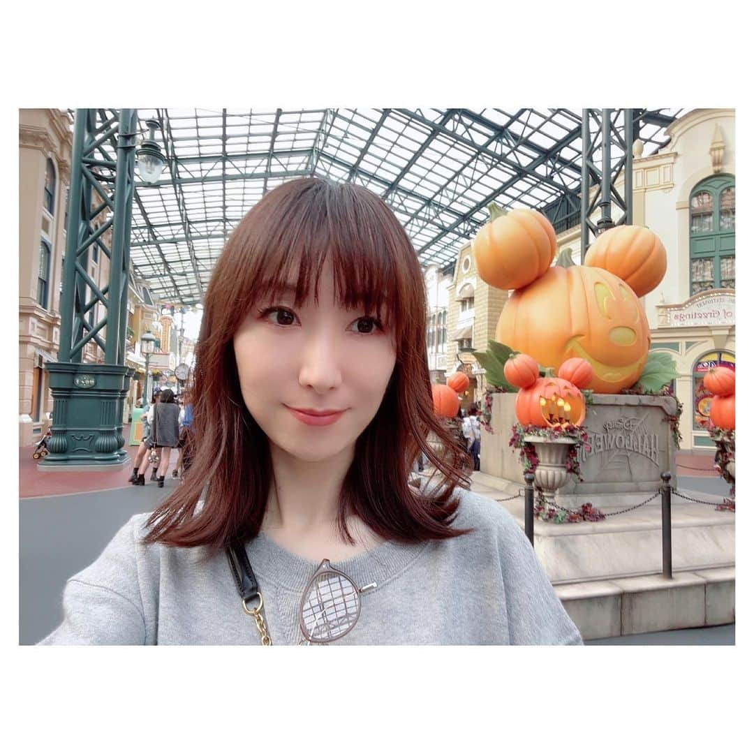 ChouChoさんのインスタグラム写真 - (ChouChoInstagram)「. ハッピーハロウィン👻  少し前に親友たちとディズニーハロウィン行って来ました🎃  ハロウィン期間中のディズニーランドは 平日なのに激混みだったけど、 気候も良かったし久しぶりに行けてすごく嬉しかった🥰  エレクトリカルパレードを見たのも たぶん5,6年ぶりくらいかな。 以前より進化してる気がしてめっちゃ感動しました✨  いっぱい歩いて疲れたけど心が幸せで満たされたよ😌 また行きたいな♪ . . . #ChouCho #ディズニーランド #ディズニーハロウィン #ハロウィン #ジェラトーニ推し」10月31日 20時57分 - choucho621