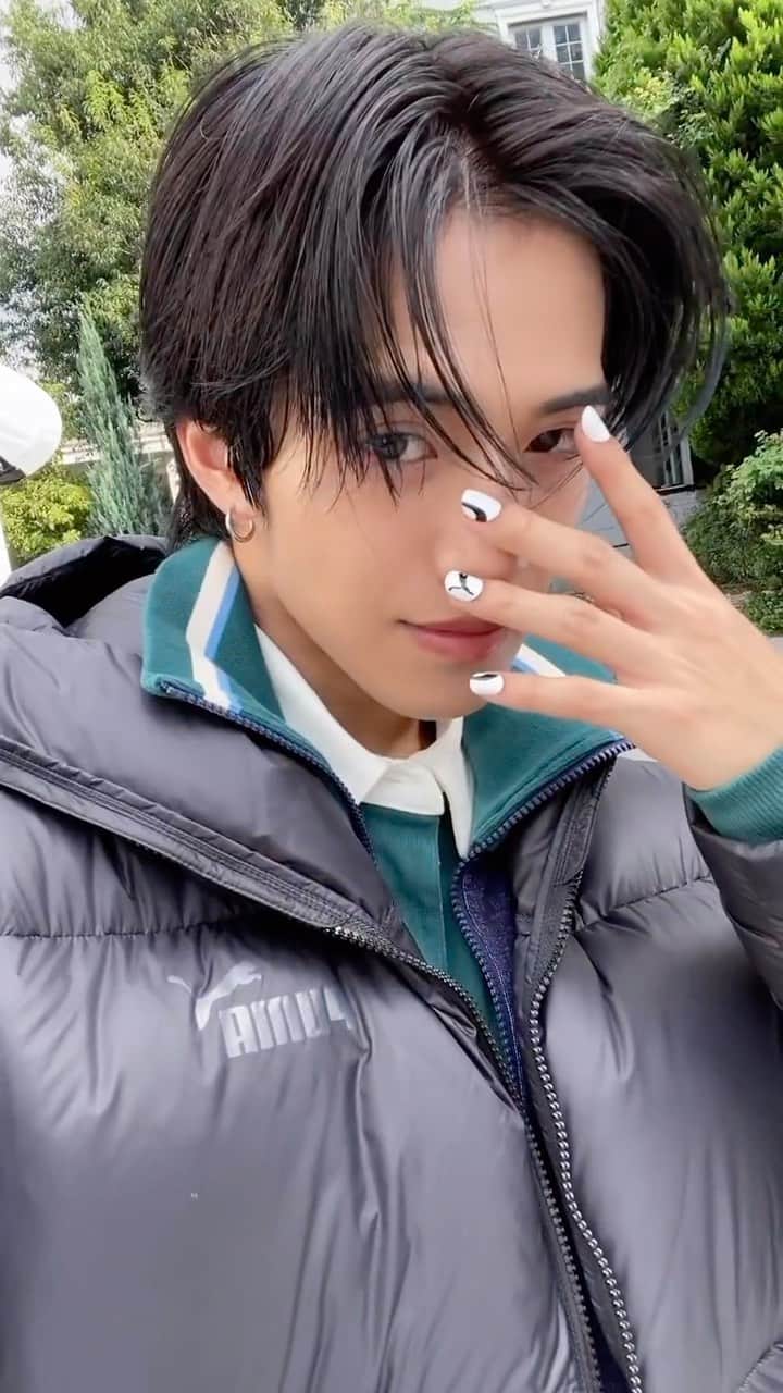 のインスタグラム：「Hello, PUMA😘 @pumajapan   みなさん！10/30から始まった 「PUMAアウターコレクション」の キャンペーンはもう見てくれましたか？(>_<。)  早速、たくさんの反応を頂きまして ほんとうに嬉しい！ありがとうございます〜！ 自分たちでもびっくりするくらい素敵な 写真と動画で､我ながらうっとりしています！笑  しかも！！今、 @pumajapan のアカウントでは、 ぼくたちが着こなす「PUMAアウターコレクション」の ムービーがUPされているので、ぜひそちらも 併せてご覧ください！！！！✊🏻 ̖́-  まだまだみんなに見てほしいし、 PUMAアウターの魅力を伝えたいです！！₍ᐢ..ᐢ₎⊹」