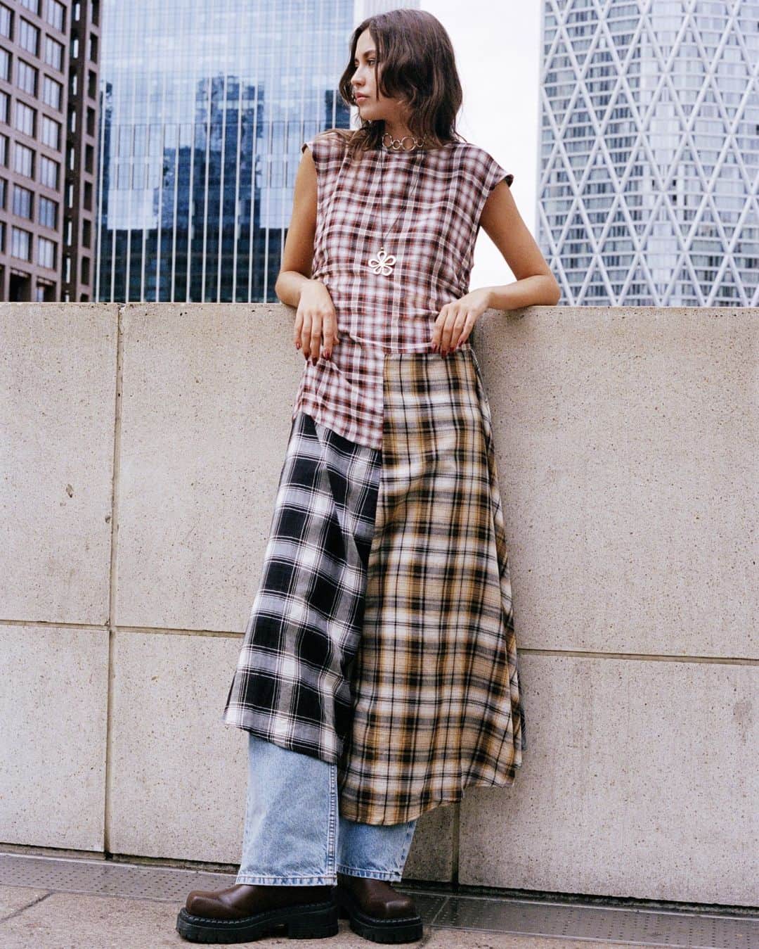 ASOSのインスタグラム：「Name a better trio, we'll wait... 🏙️ 🌹   ASOS DESIGN mixed check asymmetric midi dress [132259790] ASOS DESIGN multi pocket shoulder bag [132497500] ASOS DESIGN long sleeve mesh baby tee [132615150] ASOS DESIGN oversized hoodie [132731471]」