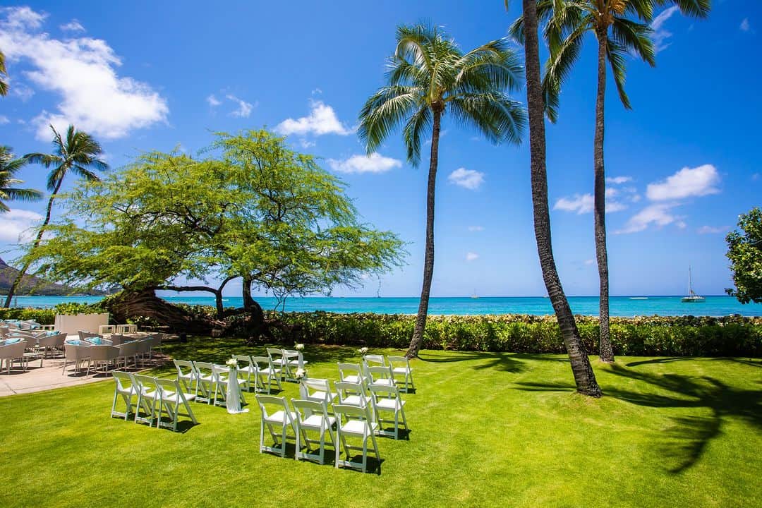 ファーストウエディング公式 ハワイウエディングさんのインスタグラム写真 - (ファーストウエディング公式 ハワイウエディングInstagram)「. 【Hawaii/挙式会場紹介】 Halekulani ハレクラニ ウェディング  ハワイ・ワイキキの格式あるホテル「ハレクラニ」は、ハワイ語で｢天国にふさわしい館｣を意味します。 その名にふさわしく美しい南国の花々や木々に囲まれて、 穏やかに存在しています。 敷地内へ入ると、ワイキキの中心にありながらその喧騒を感じさせない、優雅な時間が流れています。  エメラルドグリーンの太平洋とダイヤモンドヘッドを望むパワースポットとしても知られる カヴェヘヴェヘ・ローンウェディング。 眼前に広がる楽園のような景色の中、癒やしのパワースポットで行うプレミアムな挙式。 樹齢110年を超えるキアヴェツリー前での誓いは、お二人にとっても特別なものになるはず。  Dress @beacondress   #FIRSTWEDDING #ファーストウエディング #リゾートウェディング #リゾート婚 #ハワイ挙式 #リゾート挙式 #ハレクラニウェディング #ハレクラニカヴェヘヴェヘローンウェディング #halekulani #リゾ花 #家族婚 #2023冬婚 #2024春婚 #2024夏婚 #2024秋婚 #2024冬婚 #プレ花嫁 #プレ花嫁さんと繋がりたい #ハワイ旅行 #ハワイ好きな人と繋がりたい #ハワイ観光 #hawaii #hawaiitrip #hawaiiwedding #wedding #weddingphotography #bouquet #ハワイウエディング #ハワイウェディングフォト」10月31日 21時00分 - firstwedding