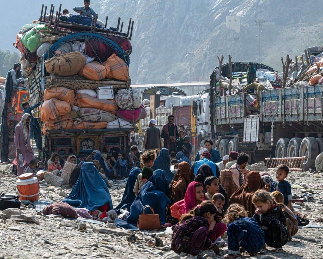 AFP通信さんのインスタグラム写真 - (AFP通信Instagram)「Tens of thousands of Afghans flee Pakistan as deadline looms⁣ ⁣ More than 10,000 Afghans living in Pakistan rushed to the borders on Tuesday, just hours before a deadline for 1.7 million people to leave Pakistan voluntarily or face arrest and deportation.⁣ The Pakistan government has said it would begin arresting undocumented Afghans and taking them to new holding centres from Wednesday, from where they will be processed and forcibly returned to Afghanistan.⁣ In Afghanistan, the Taliban government has imposed a harsh interpretation of Islamic law since seizing power in August 2021, banning girls from secondary and university education and forcing women to stay out of work.⁣ While hundreds of thousands of Afghans are estimated to have fled to Pakistan since the Taliban's return to power, millions more had already settled there over decades of conflict, making Pakistan the host of one of the world's largest refugee populations.⁣ Despite a gruelling economic crisis in Afghanistan, coupled with the Taliban government's edicts on women and girls' rights, Afghans in Pakistan are being forced to return to their home country.⁣ ⁣ 1 -> 4 - Afghan refugees arrive in trucks from Pakistan at the Afghanistan-Pakistan Torkham border in Nangarhar province on October 30, 2023⁣ ⁣ 5 - Afghan refugees wait at the Karachi bus terminal in Sindh province, to depart for Afghanistan on October 30, 2023. ⁣ ⁣ 6 - An Afghan police personnel stands guard as refugees arrive from Pakistan at the Afghanistan-Pakistan border in Spin Boldak on October 30, 2023.⁣ ⁣ 7 - A bulldozer is being used to demolish houses of Afghan refugees, during an operation by local authorities at a refugee camp in Islamabad on October 31, 2023.⁣ ⁣ 8 -> 9 - Afghan refugees search for belongings after local authorities demolished their houses, at a refugee camp in Islamabad on October 31, 2023.⁣ ⁣ 📷  Aamir QURESHI⁣ 📷 @wakil.khosar⁣ 📷 Rizwan TABASSUM ⁣ 📷 @sanaullahseiam⁣ ⁣ #AFPPhoto」10月31日 21時00分 - afpphoto