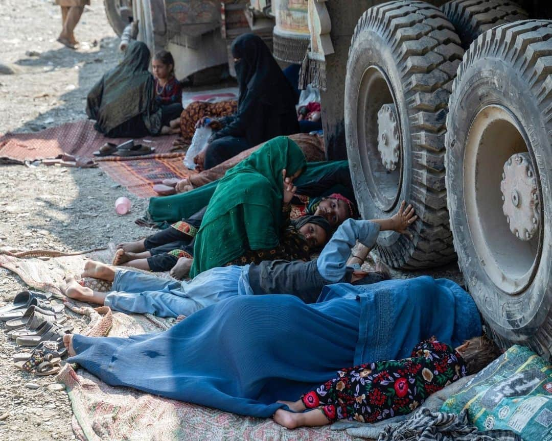 AFP通信さんのインスタグラム写真 - (AFP通信Instagram)「Tens of thousands of Afghans flee Pakistan as deadline looms⁣ ⁣ More than 10,000 Afghans living in Pakistan rushed to the borders on Tuesday, just hours before a deadline for 1.7 million people to leave Pakistan voluntarily or face arrest and deportation.⁣ The Pakistan government has said it would begin arresting undocumented Afghans and taking them to new holding centres from Wednesday, from where they will be processed and forcibly returned to Afghanistan.⁣ In Afghanistan, the Taliban government has imposed a harsh interpretation of Islamic law since seizing power in August 2021, banning girls from secondary and university education and forcing women to stay out of work.⁣ While hundreds of thousands of Afghans are estimated to have fled to Pakistan since the Taliban's return to power, millions more had already settled there over decades of conflict, making Pakistan the host of one of the world's largest refugee populations.⁣ Despite a gruelling economic crisis in Afghanistan, coupled with the Taliban government's edicts on women and girls' rights, Afghans in Pakistan are being forced to return to their home country.⁣ ⁣ 1 -> 4 - Afghan refugees arrive in trucks from Pakistan at the Afghanistan-Pakistan Torkham border in Nangarhar province on October 30, 2023⁣ ⁣ 5 - Afghan refugees wait at the Karachi bus terminal in Sindh province, to depart for Afghanistan on October 30, 2023. ⁣ ⁣ 6 - An Afghan police personnel stands guard as refugees arrive from Pakistan at the Afghanistan-Pakistan border in Spin Boldak on October 30, 2023.⁣ ⁣ 7 - A bulldozer is being used to demolish houses of Afghan refugees, during an operation by local authorities at a refugee camp in Islamabad on October 31, 2023.⁣ ⁣ 8 -> 9 - Afghan refugees search for belongings after local authorities demolished their houses, at a refugee camp in Islamabad on October 31, 2023.⁣ ⁣ 📷  Aamir QURESHI⁣ 📷 @wakil.khosar⁣ 📷 Rizwan TABASSUM ⁣ 📷 @sanaullahseiam⁣ ⁣ #AFPPhoto」10月31日 21時00分 - afpphoto